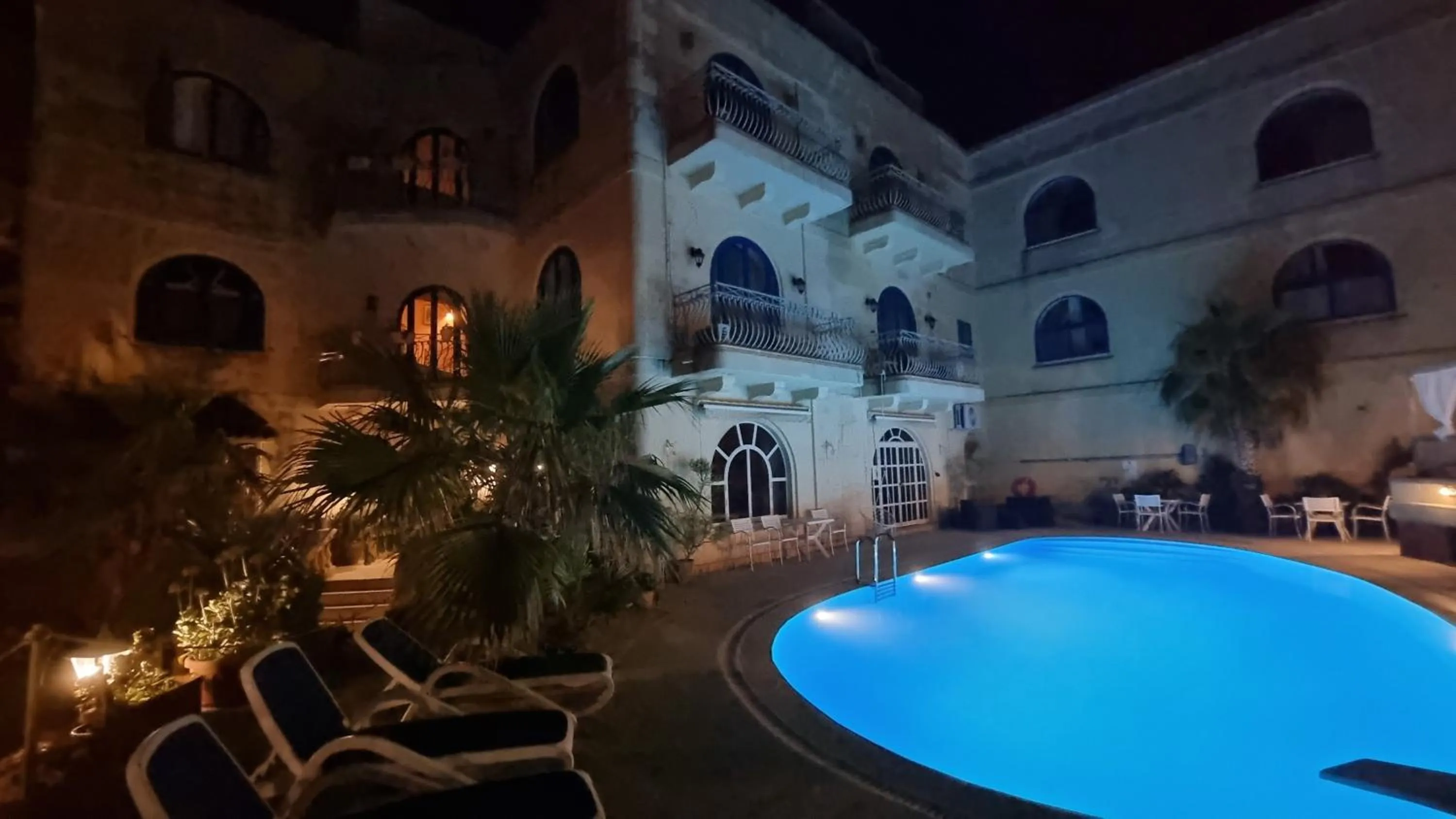 Swimming pool in Villa Serenity B&B