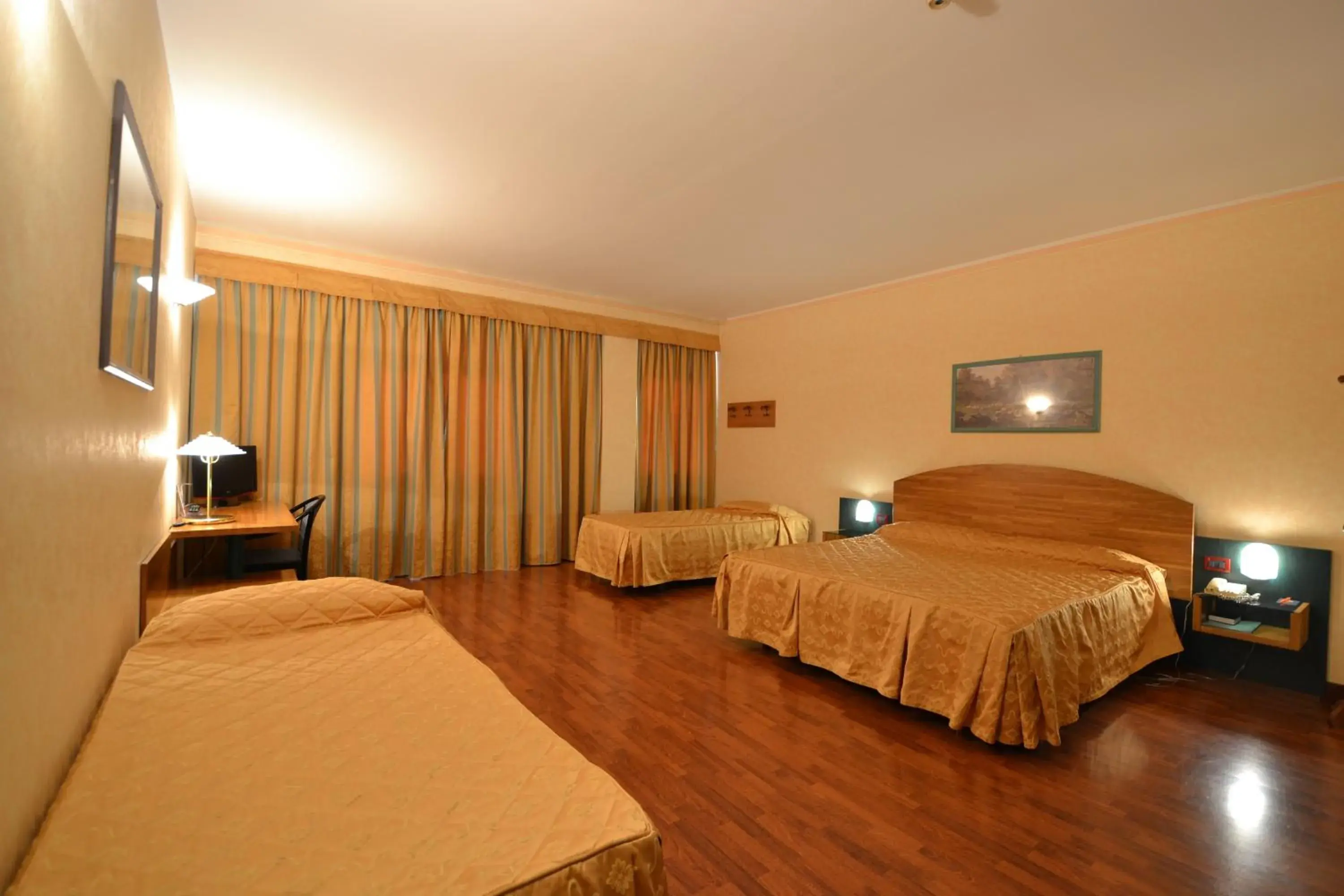 Quadruple Room in Sun Hotel Quadruple Room in Sun Hotel