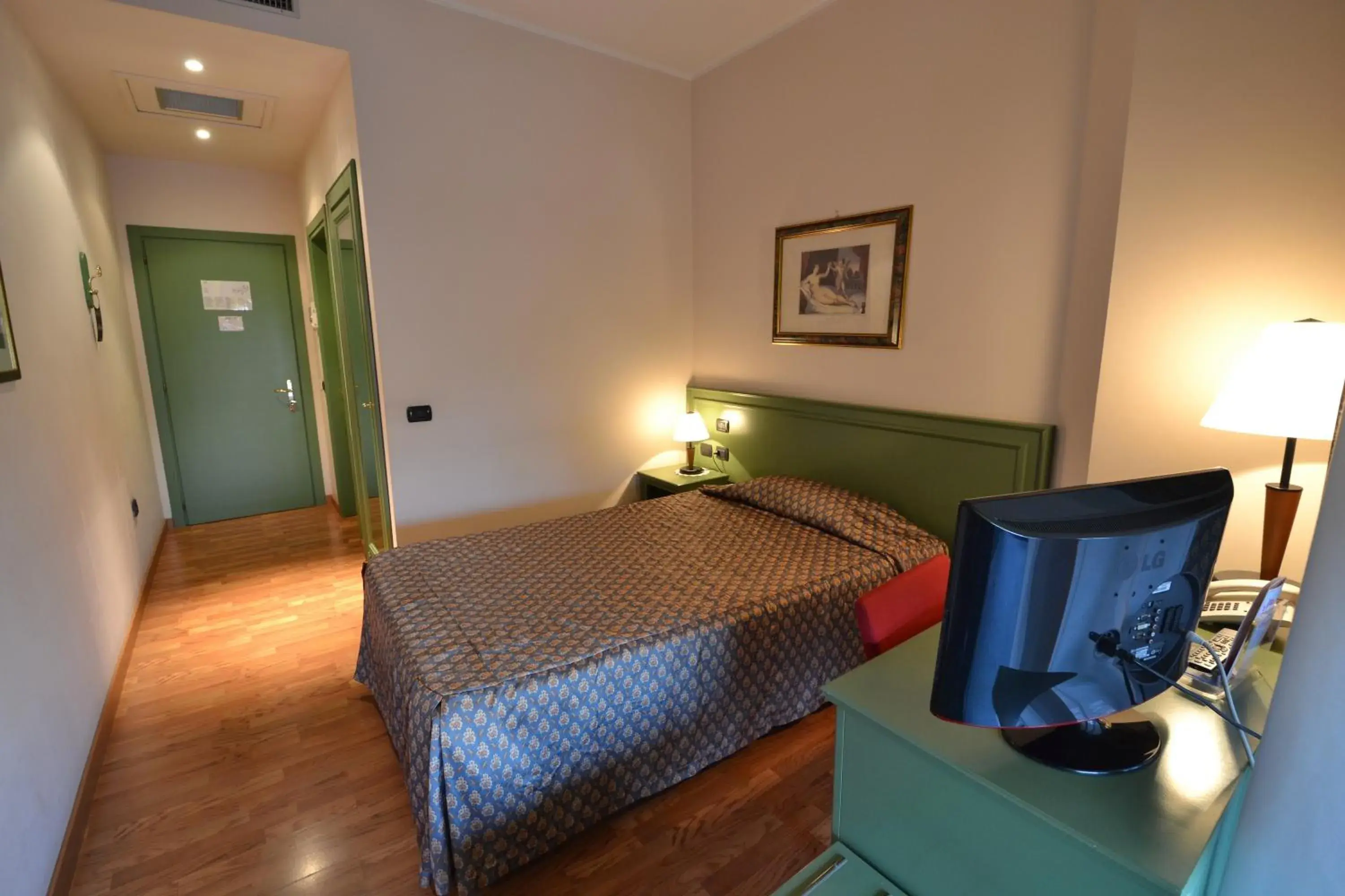 Single Room in Sun Hotel Single Room in Sun Hotel