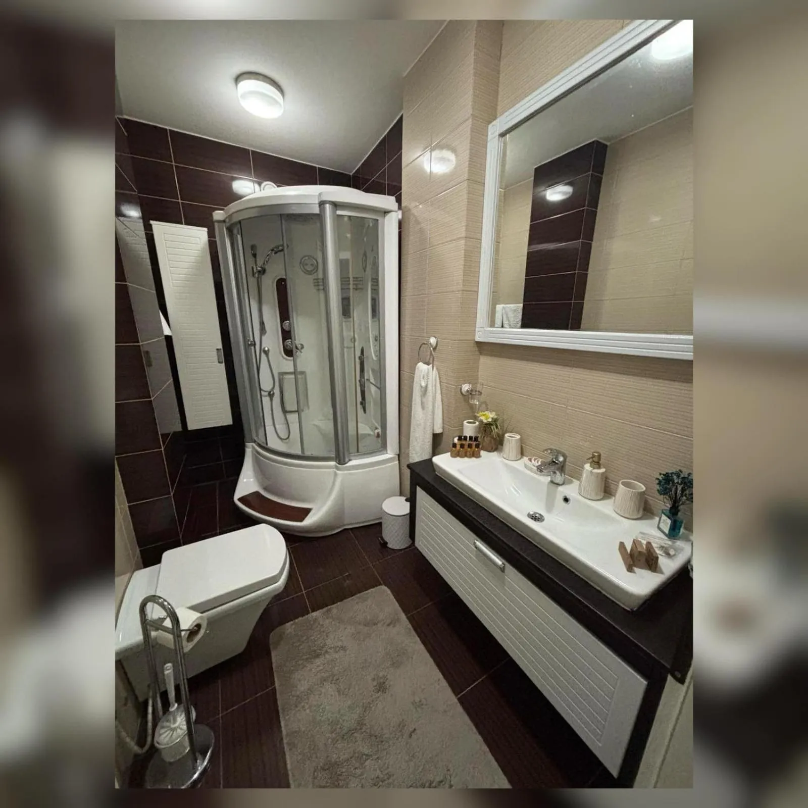 Shower in Theranda Hotel