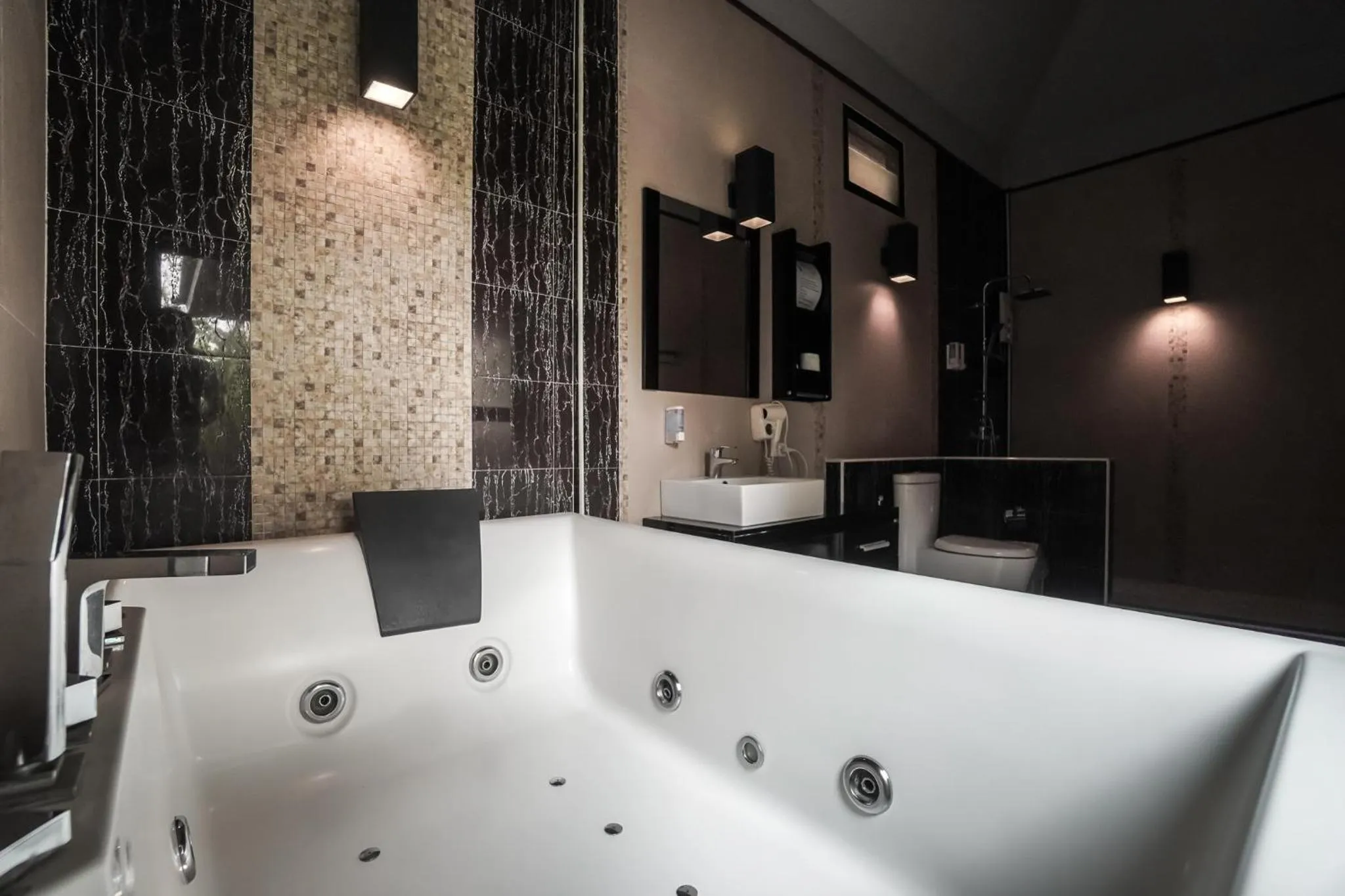 Hot Tub in The Grace Amphawa