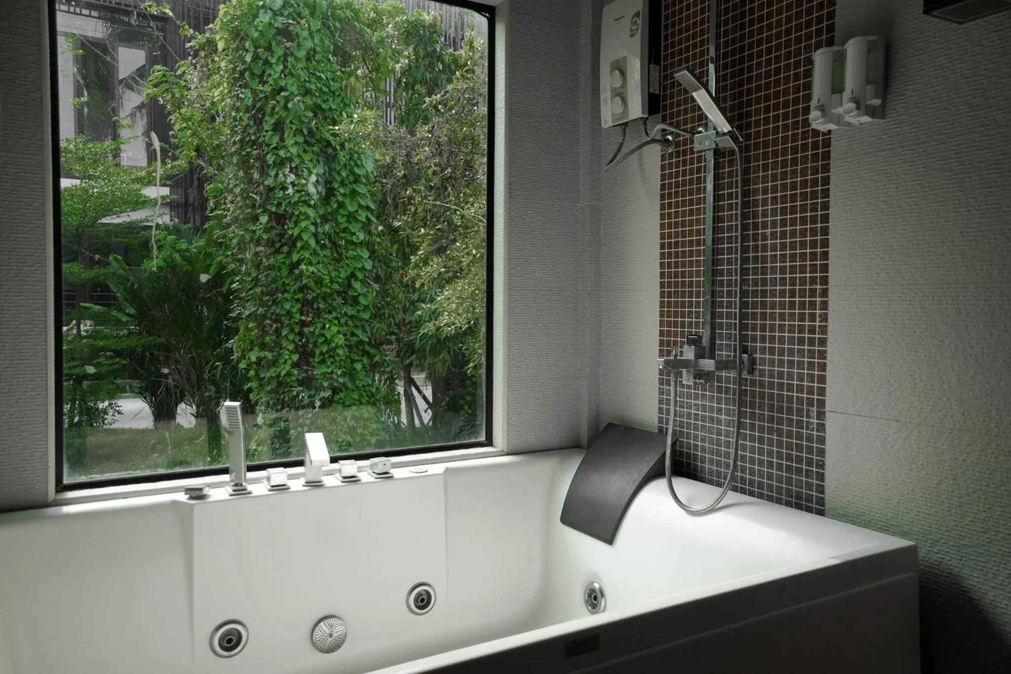 Hot Tub in The Grace Amphawa