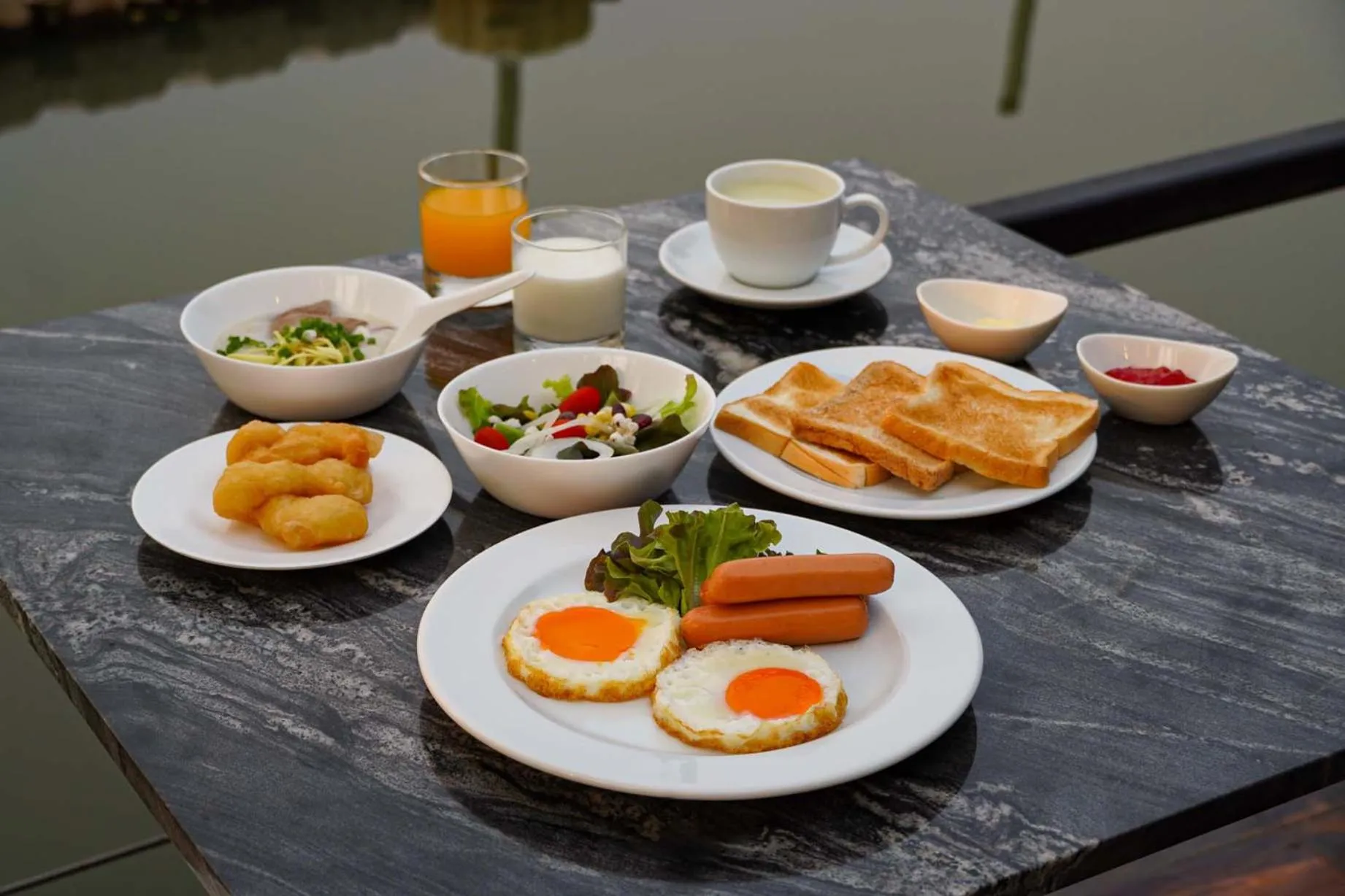 Breakfast in The Grace Amphawa