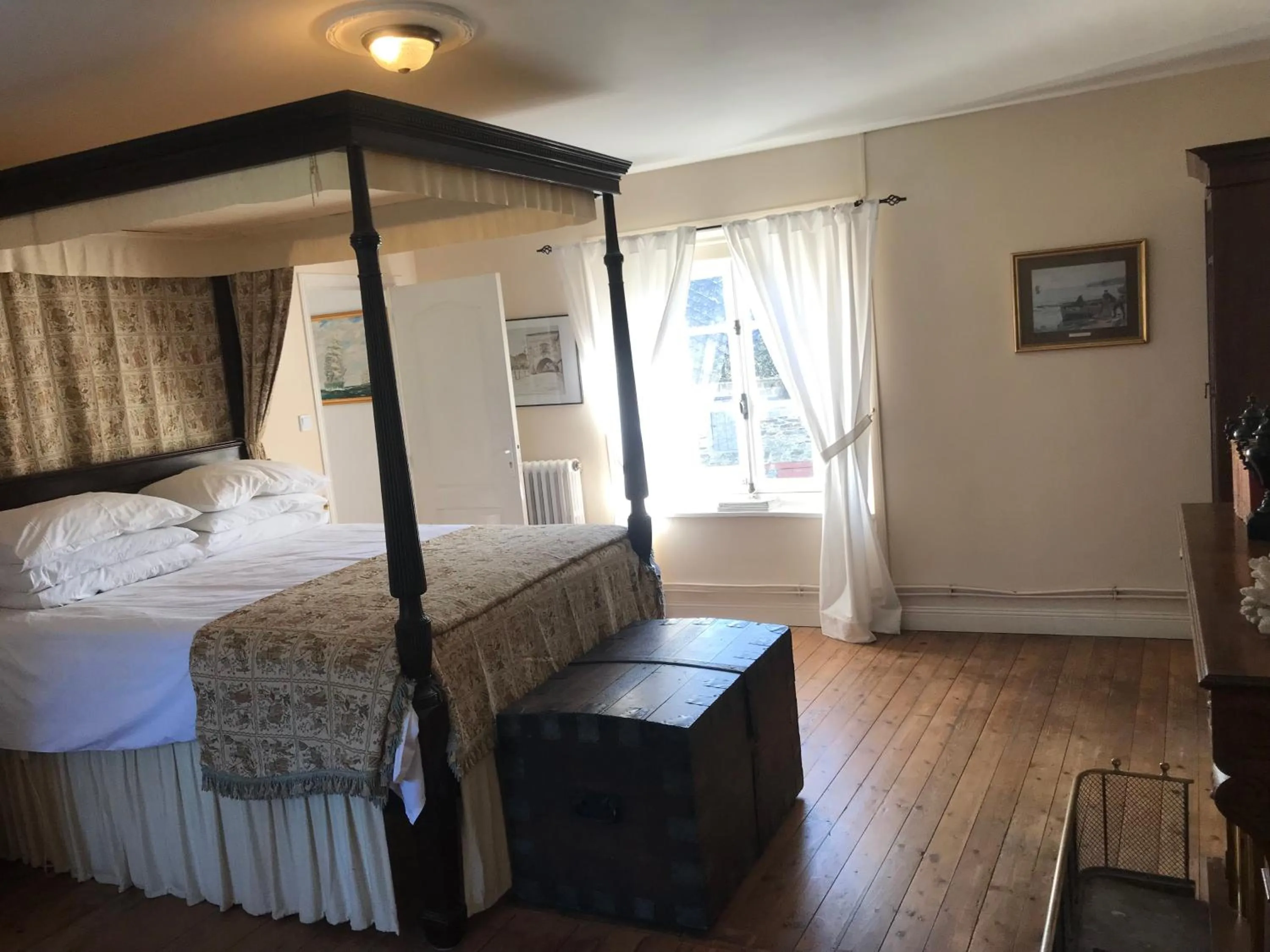 Bedroom, Bed in Mis Harand