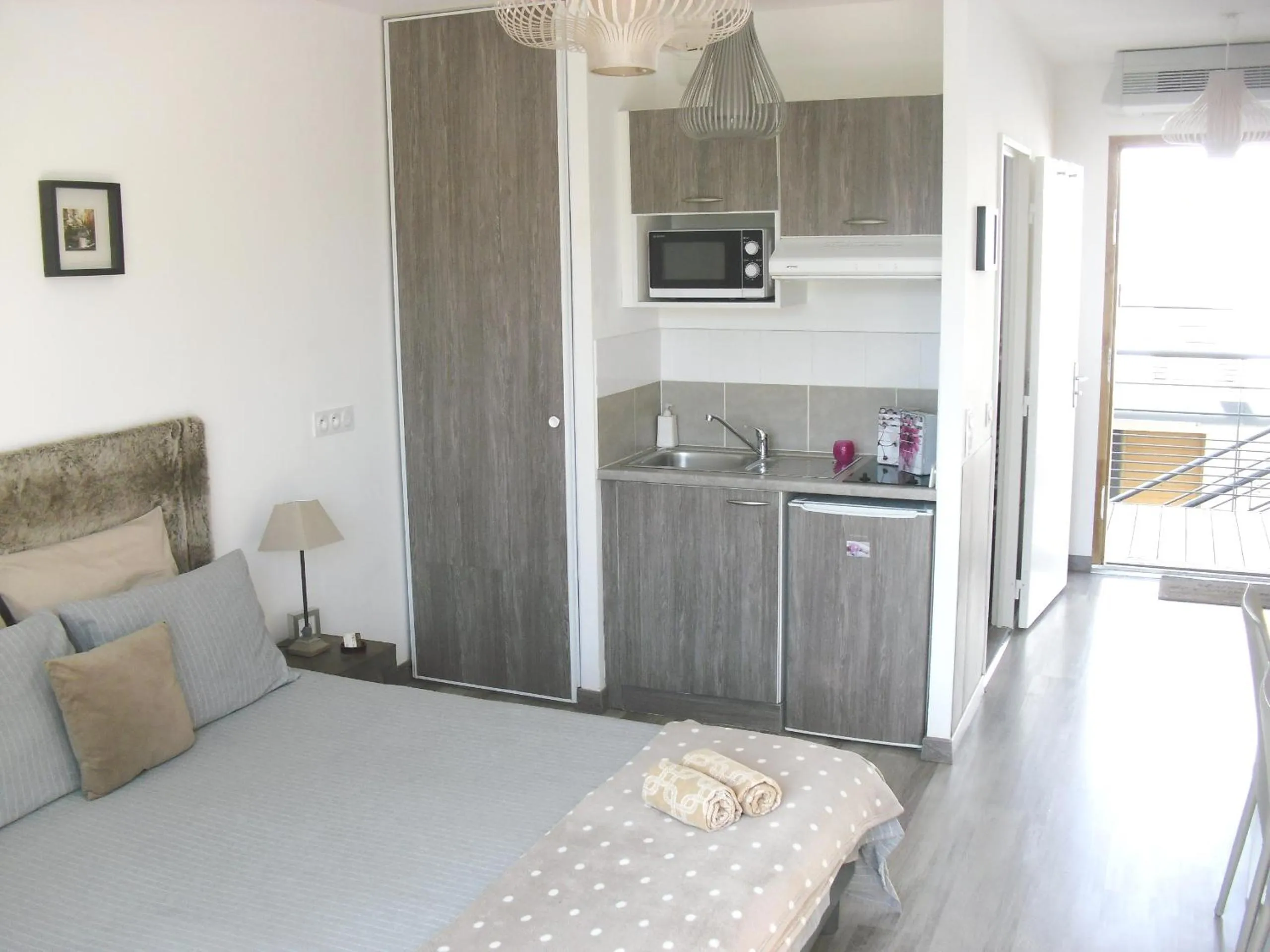 Photo of the whole room, Bed in Studio à Deux Pas d'Aix
