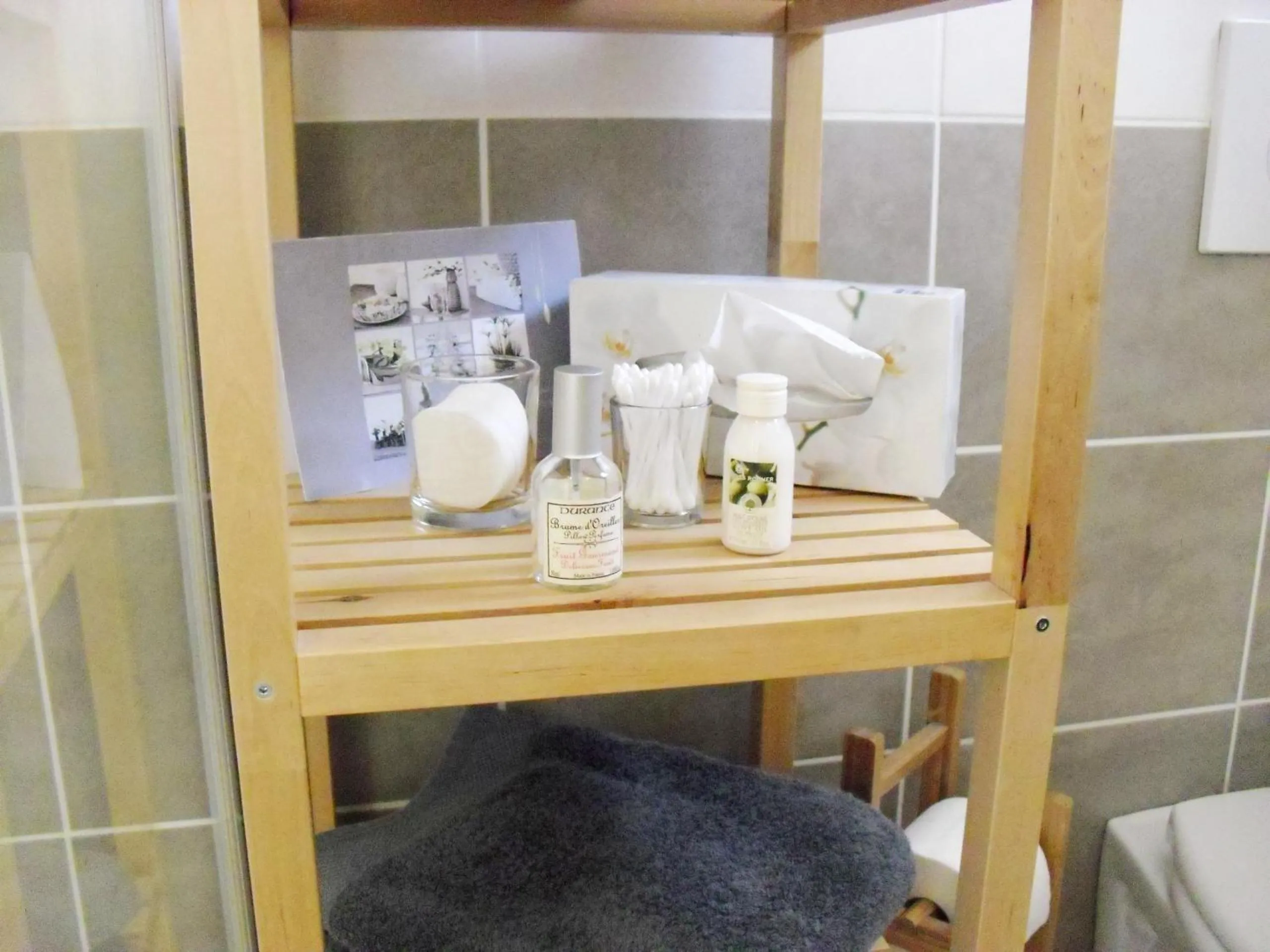 Bathroom, Bed in Studio à Deux Pas d'Aix