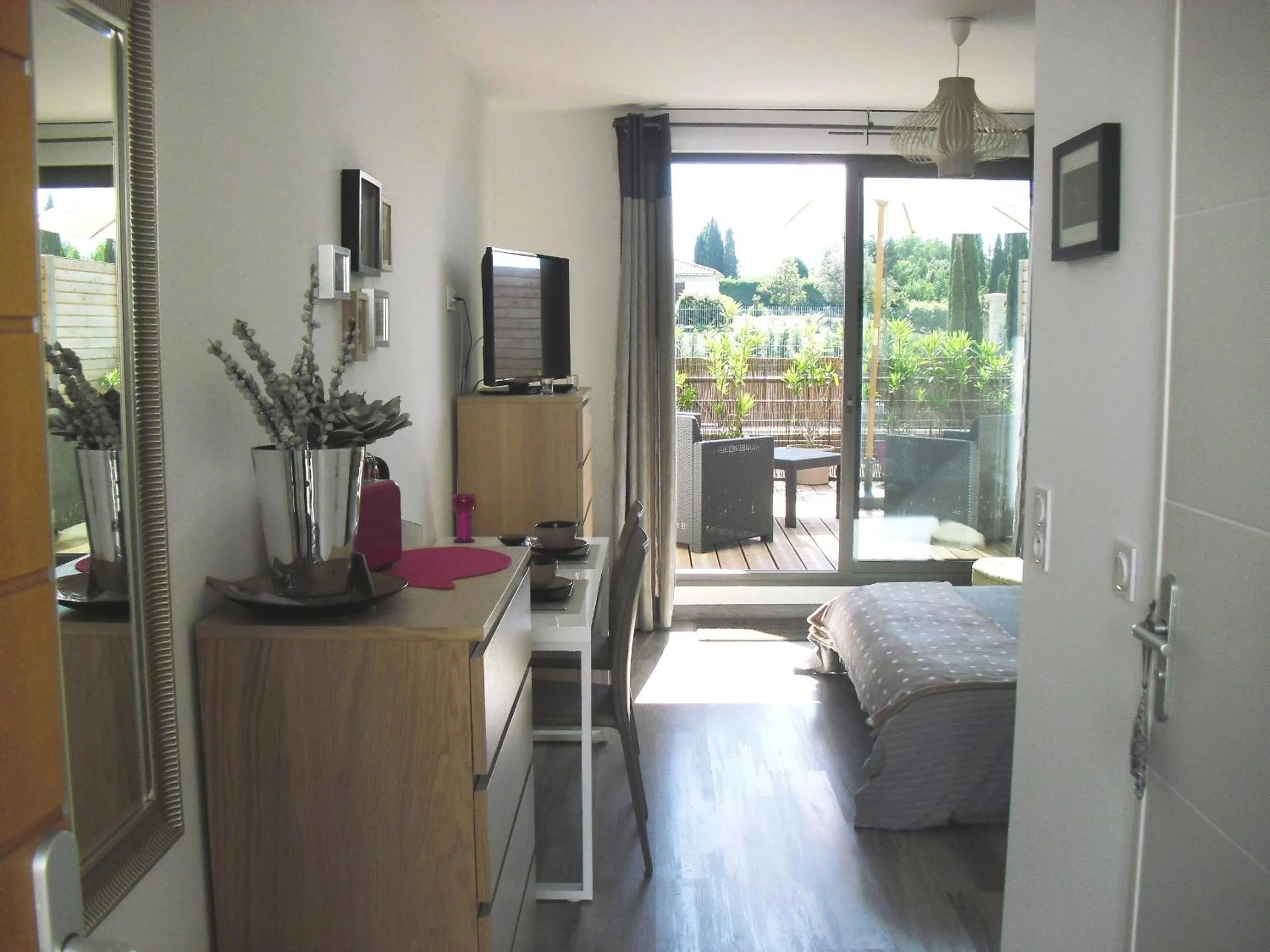 Decorative detail, Bed in Studio à Deux Pas d'Aix