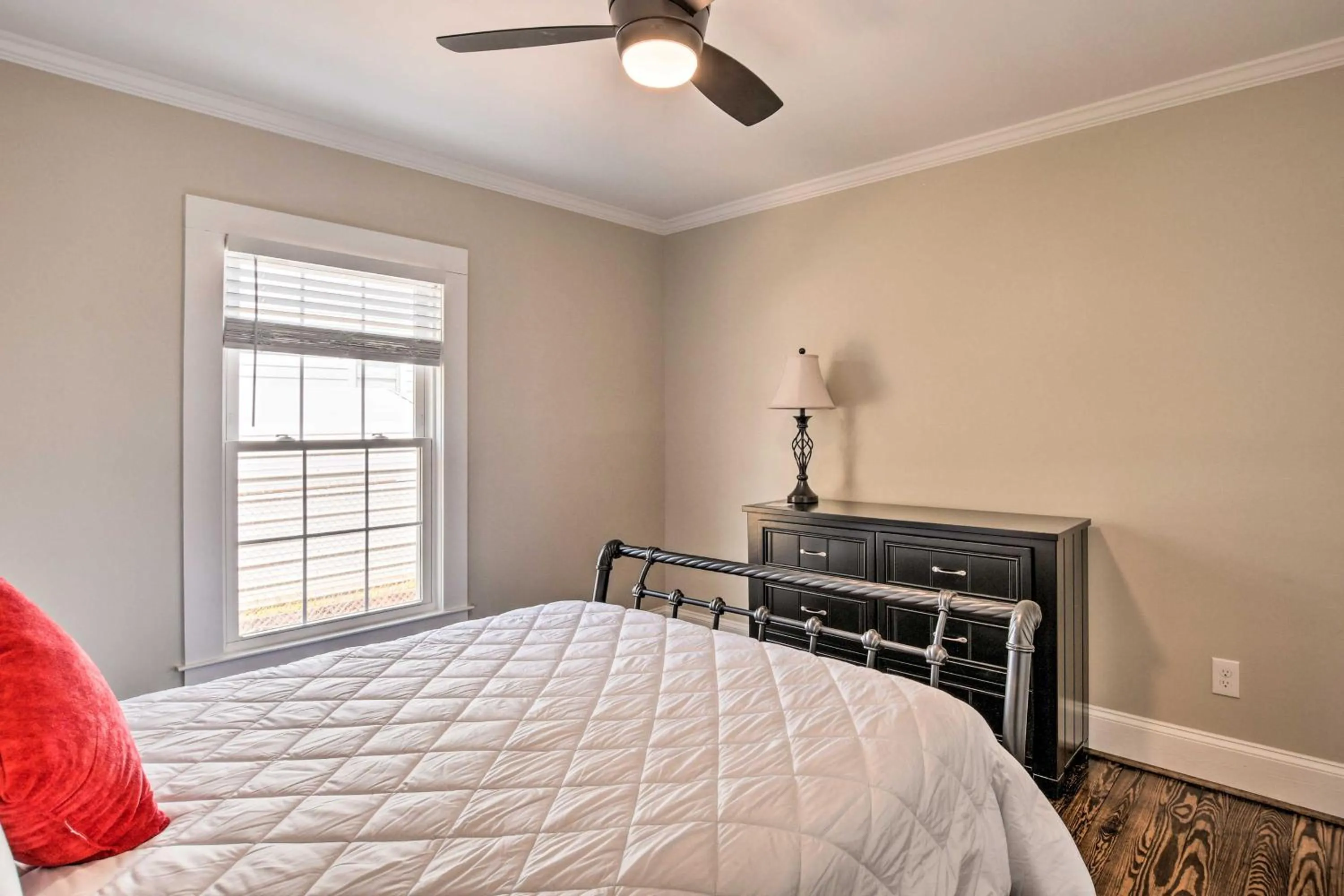Bed in Ideally Located Penne Place with Deck and Grill