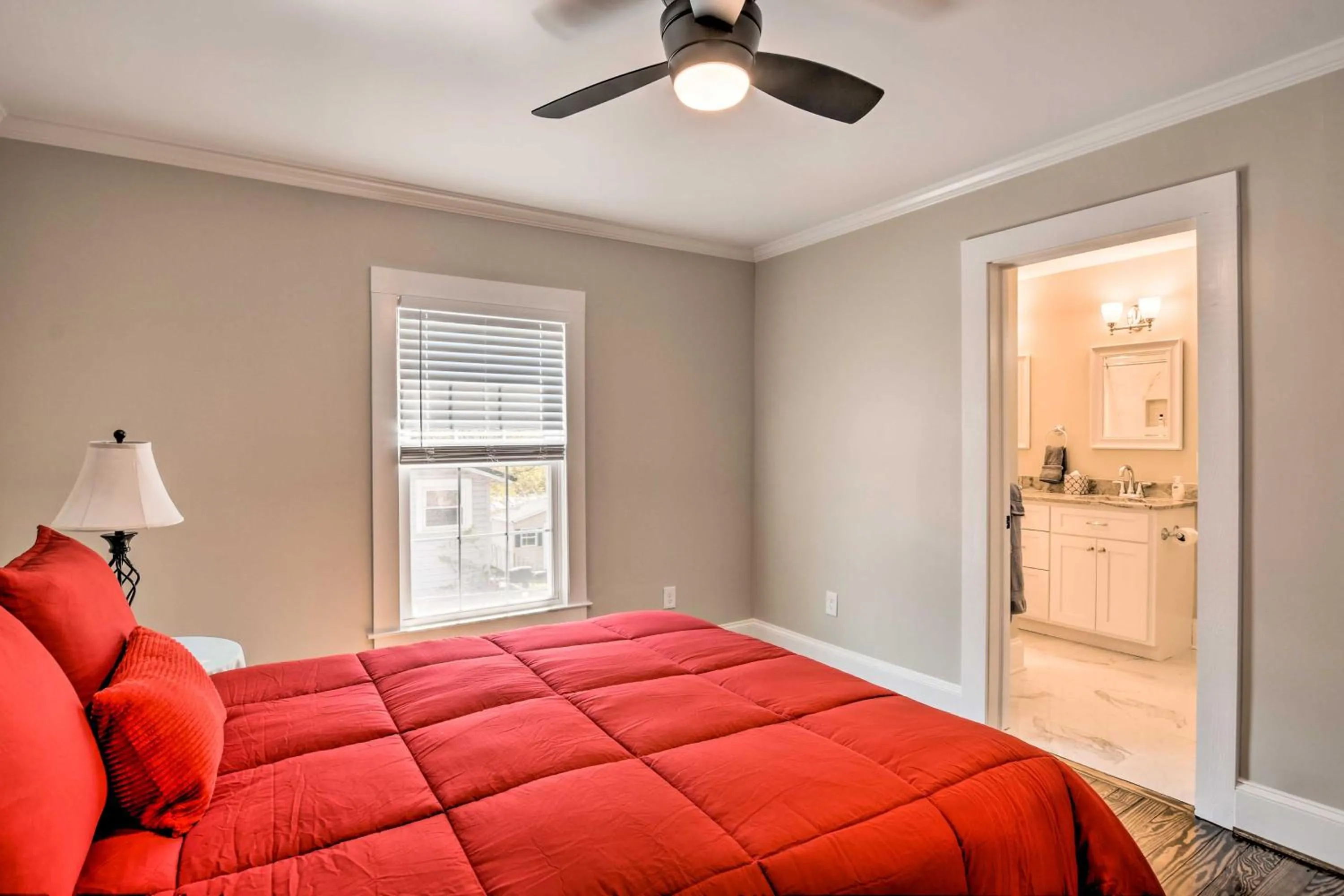 Bed in Ideally Located Penne Place with Deck and Grill