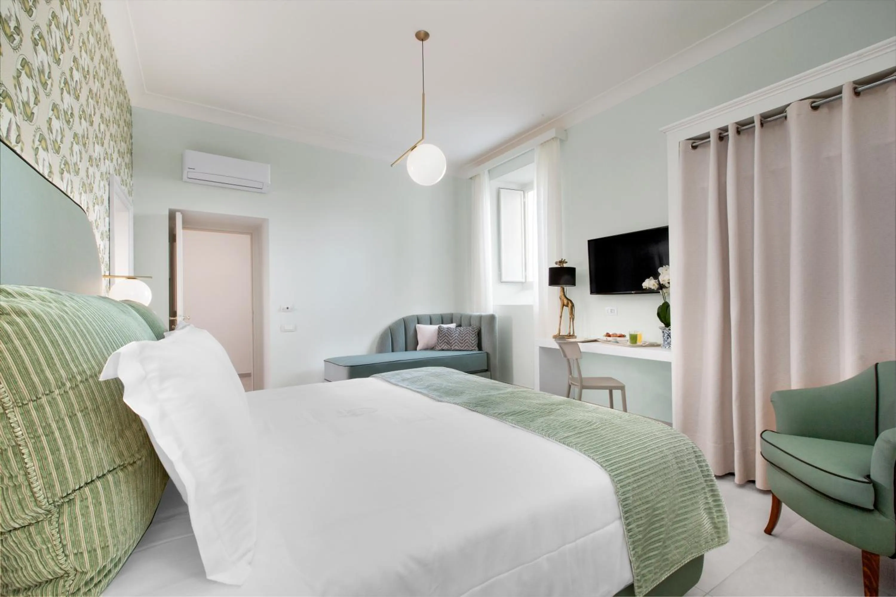 Communal lounge/ TV room, Bed in Relais Villa Savarese