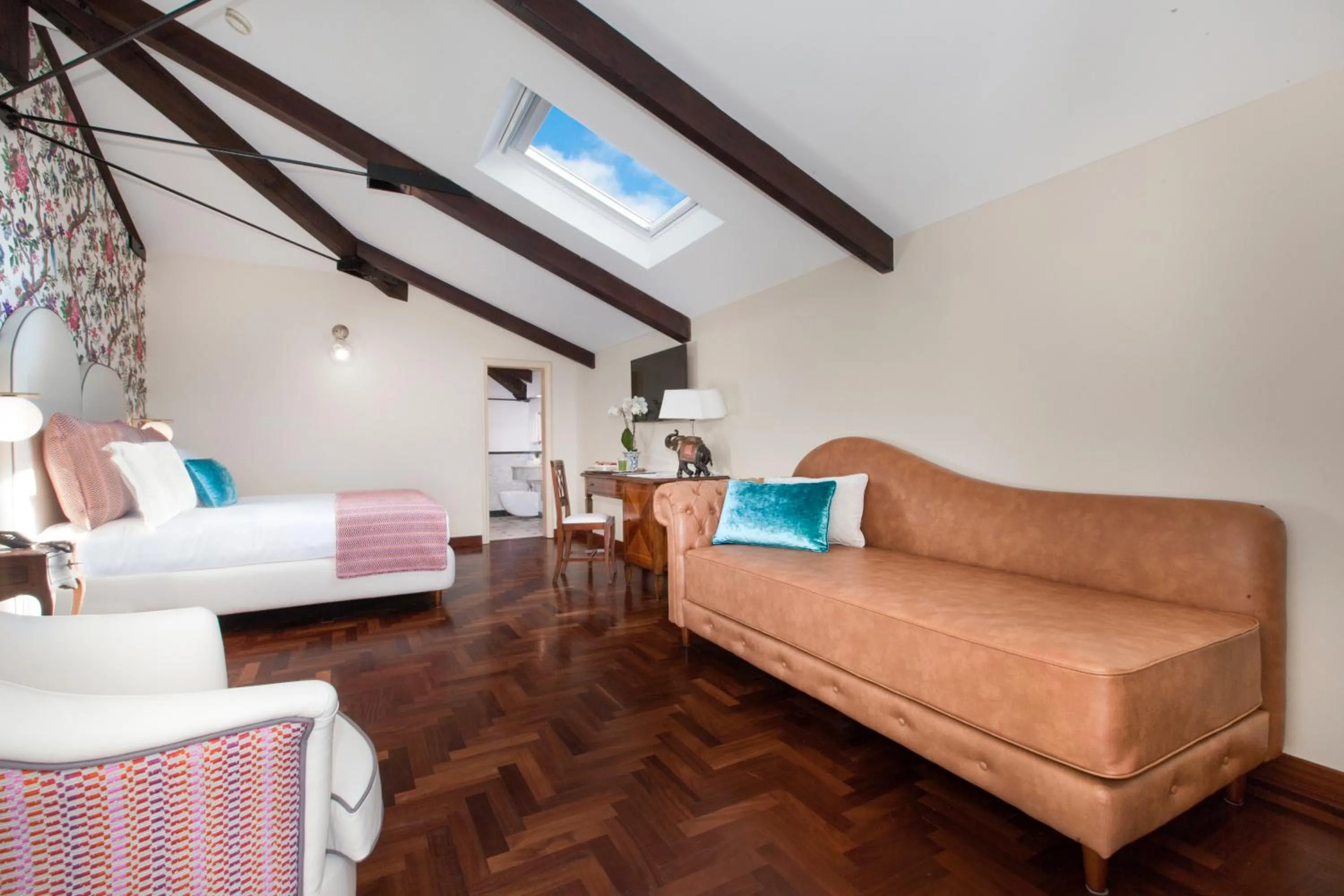 Living room, Bed in Relais Villa Savarese