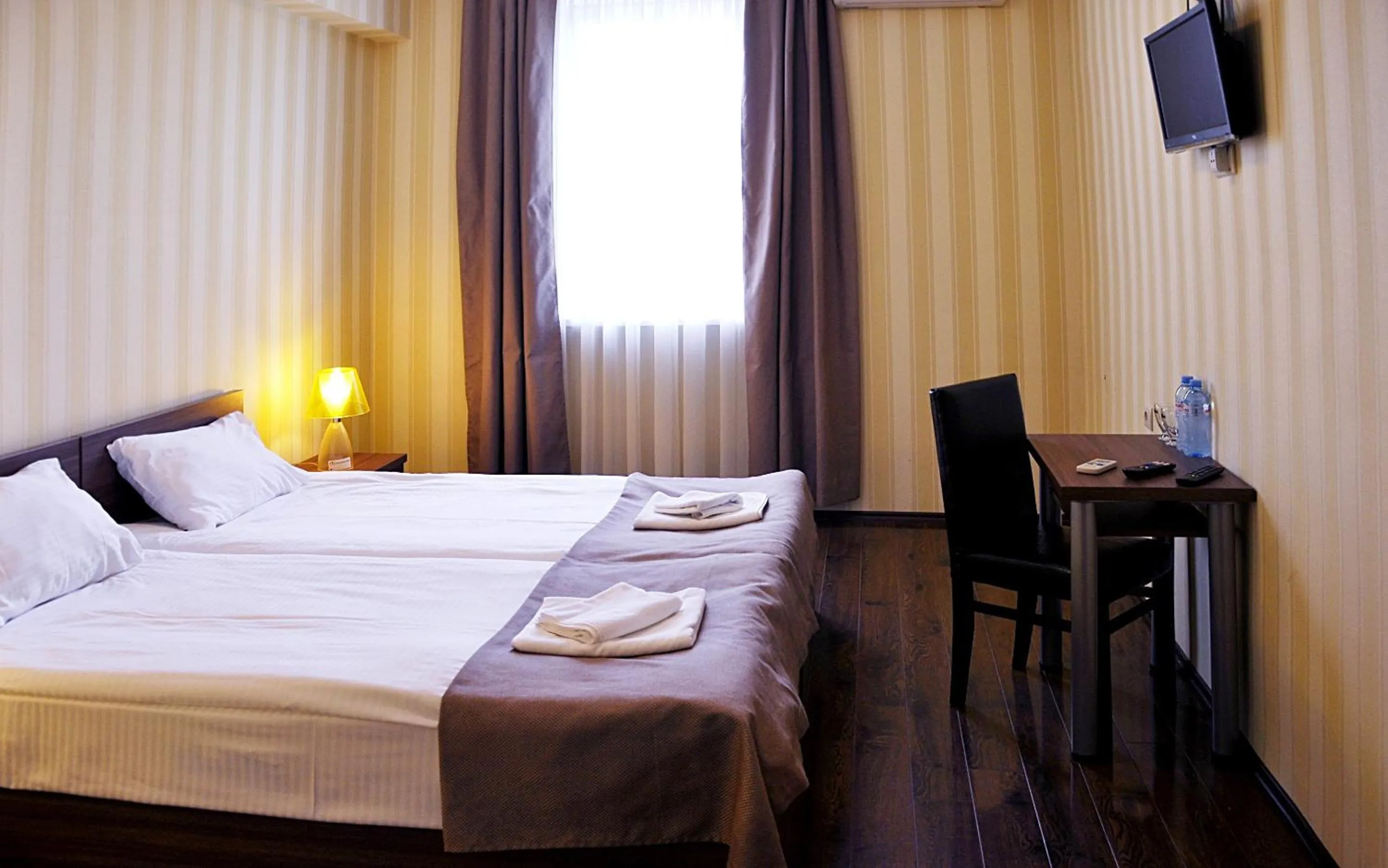 Bedroom, TV/Entertainment Center in Athletics Hotel