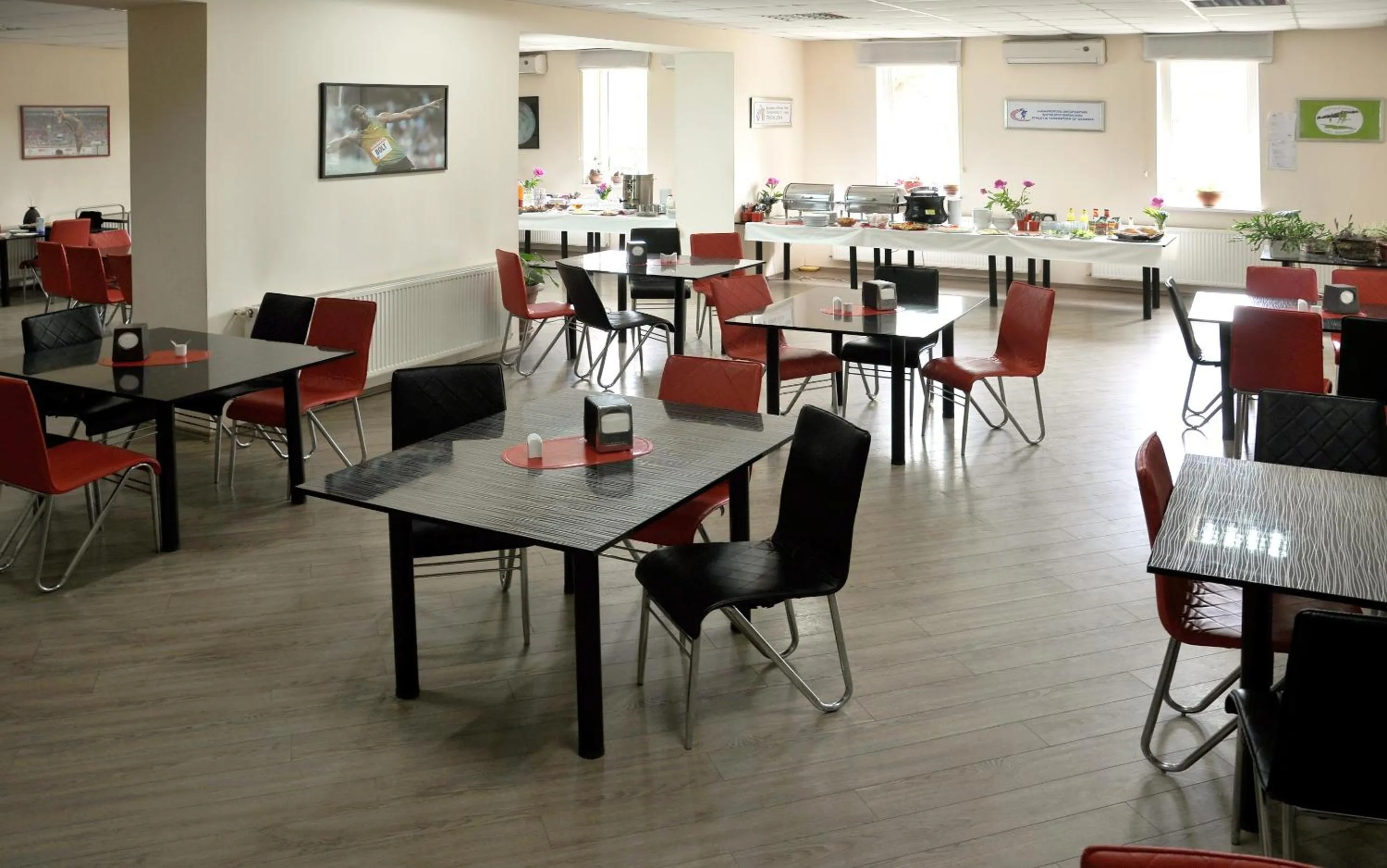 Restaurant/Places to Eat in Athletics Hotel