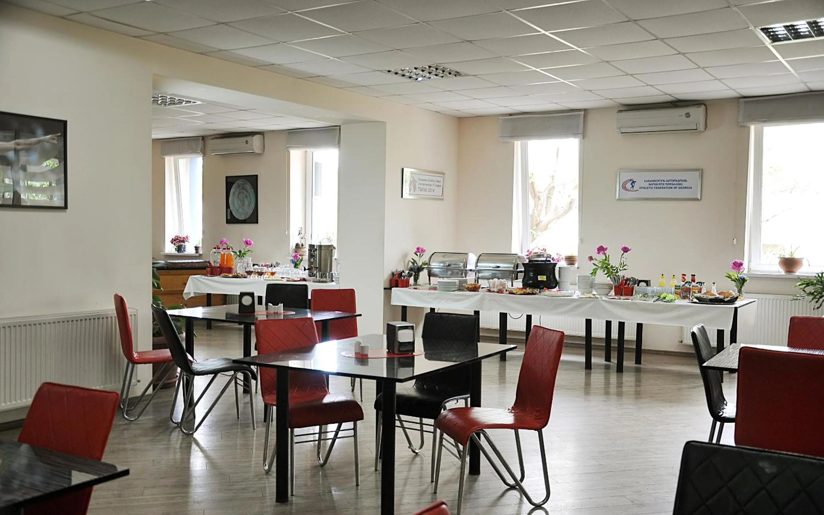 Restaurant/Places to Eat in Athletics Hotel