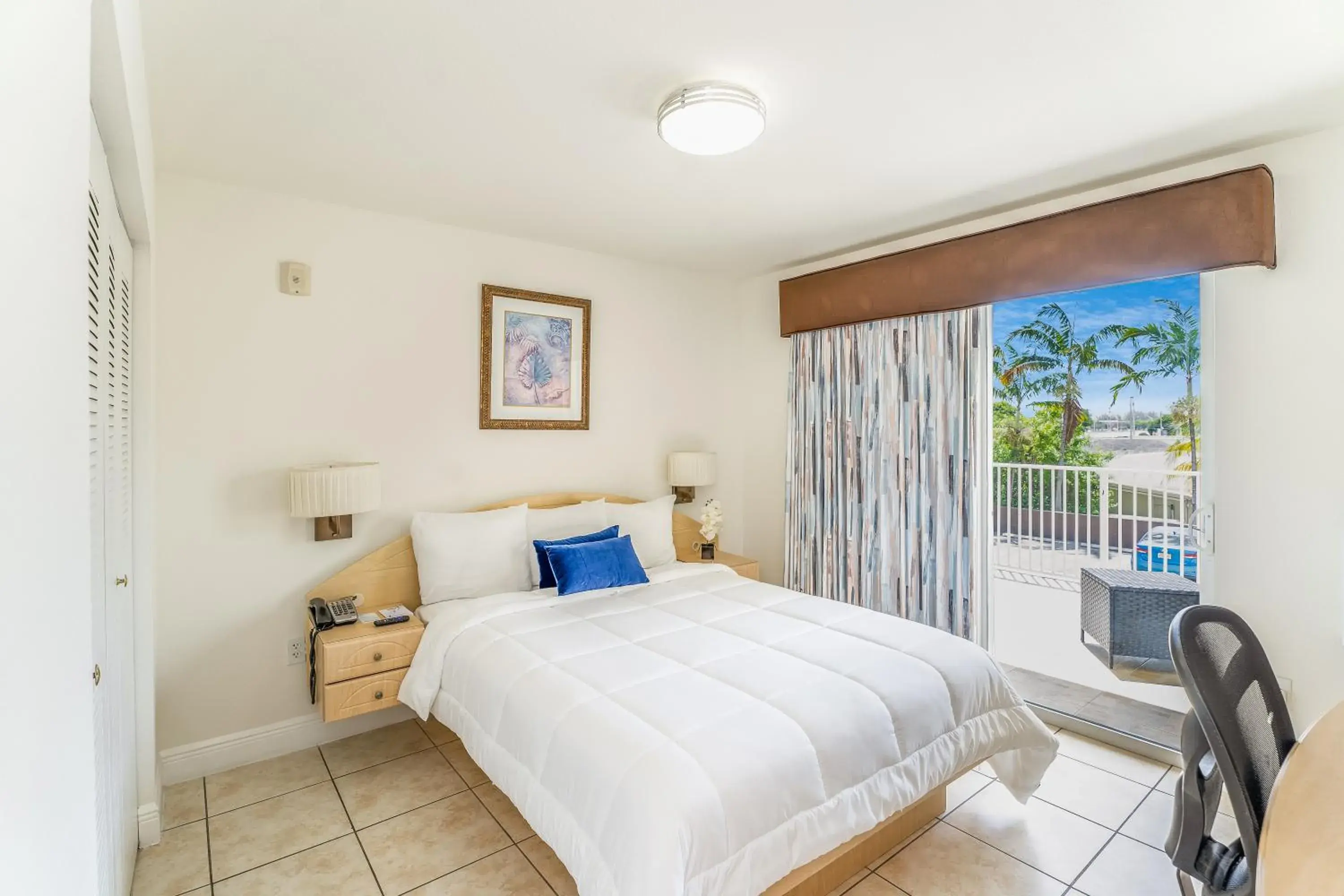 Queen Room with Balcony in South River Suites Queen Room with Balcony in South River Suites