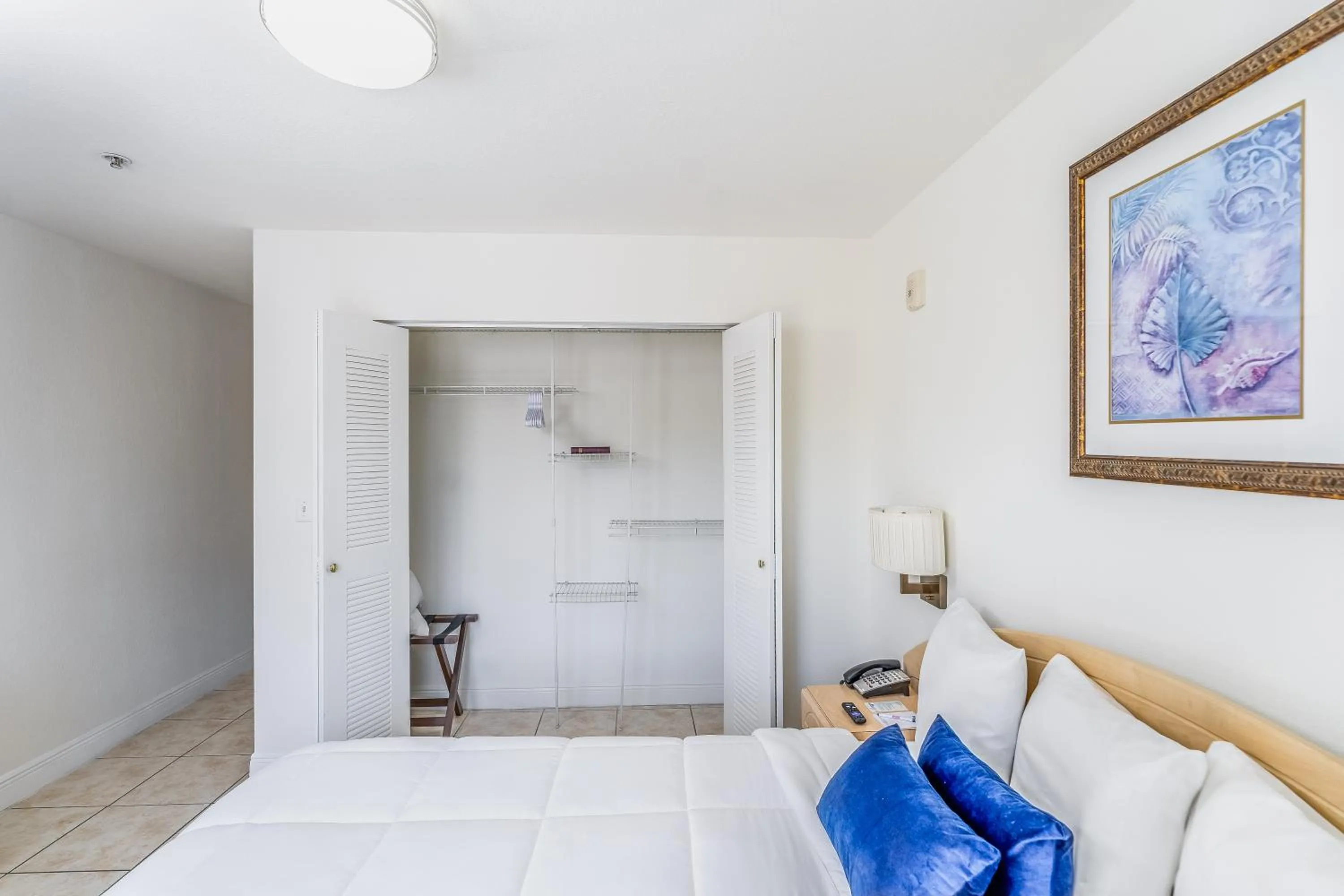 Bedroom, Bed in South River Suites