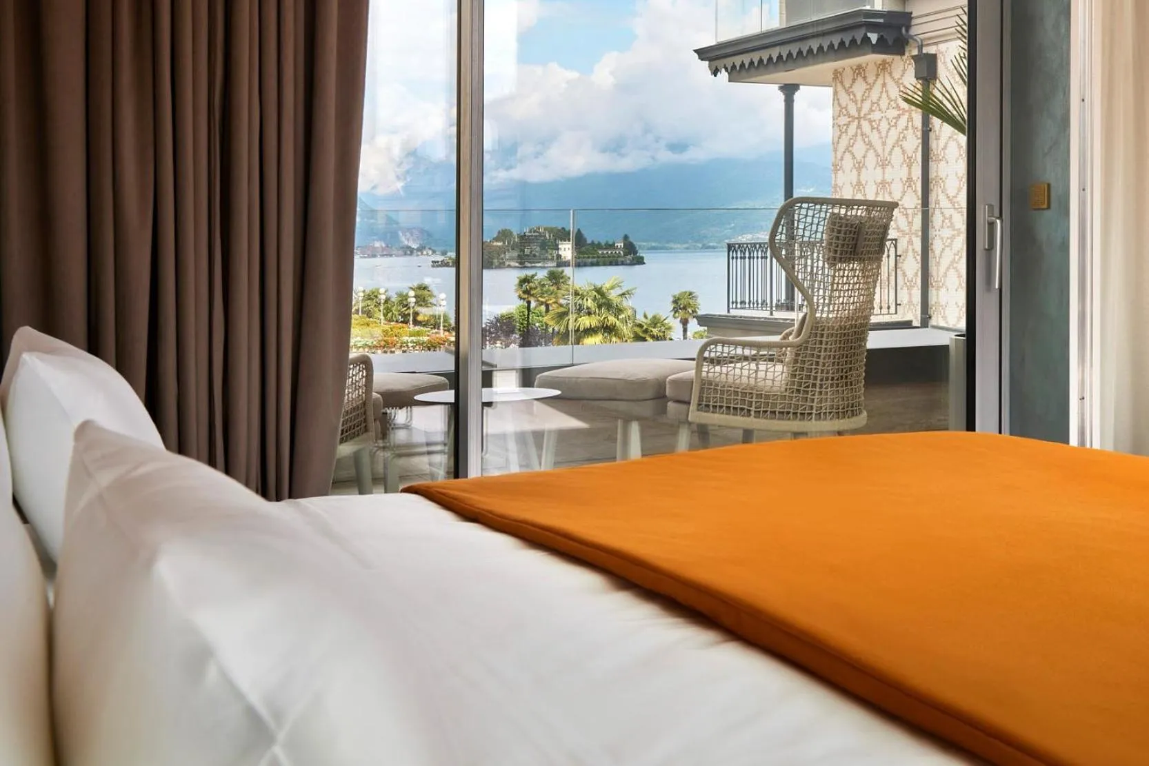 Lake view, Bed in Boutique Hotel Stresa