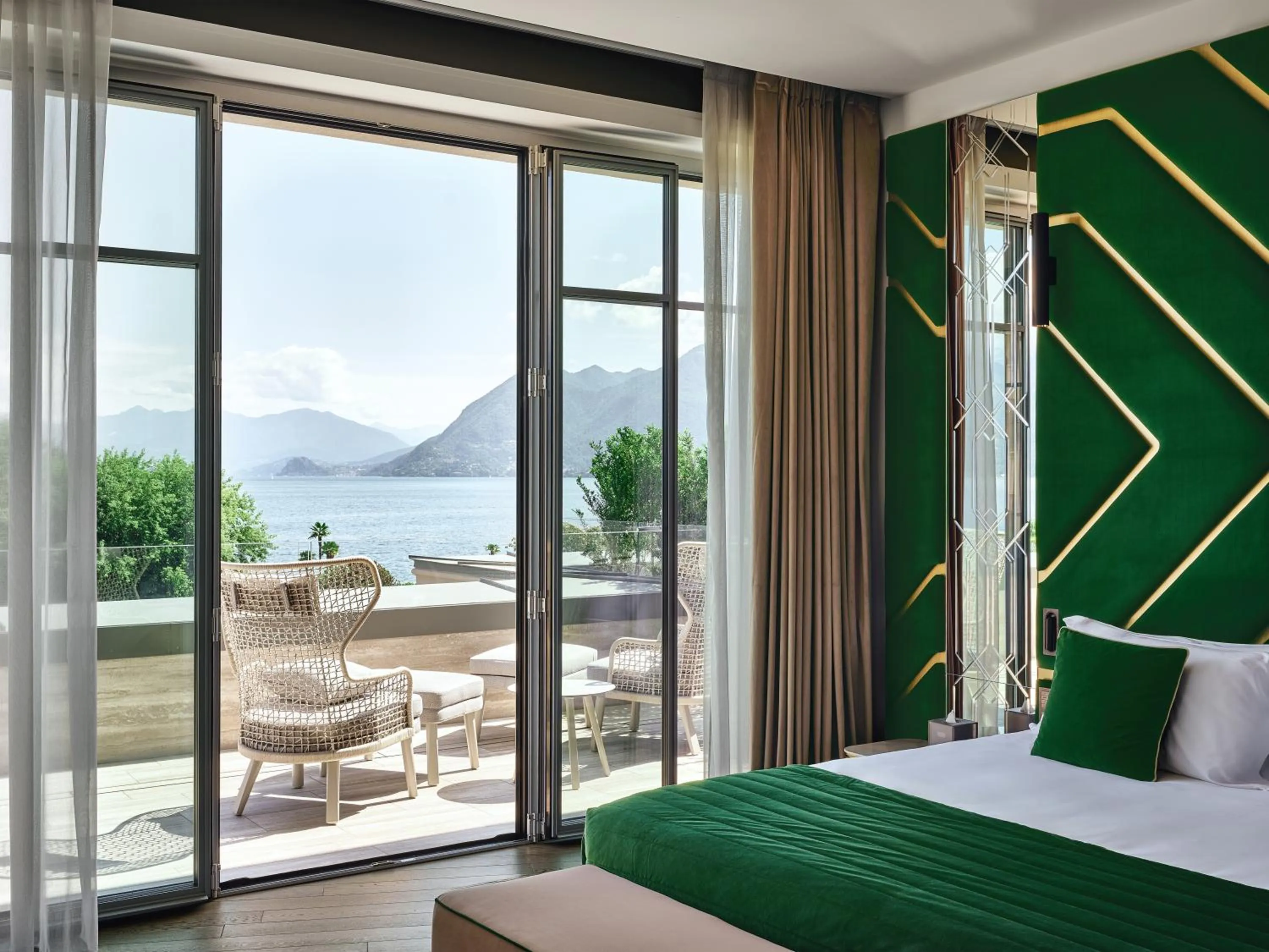 Lake view, Bed in Boutique Hotel Stresa