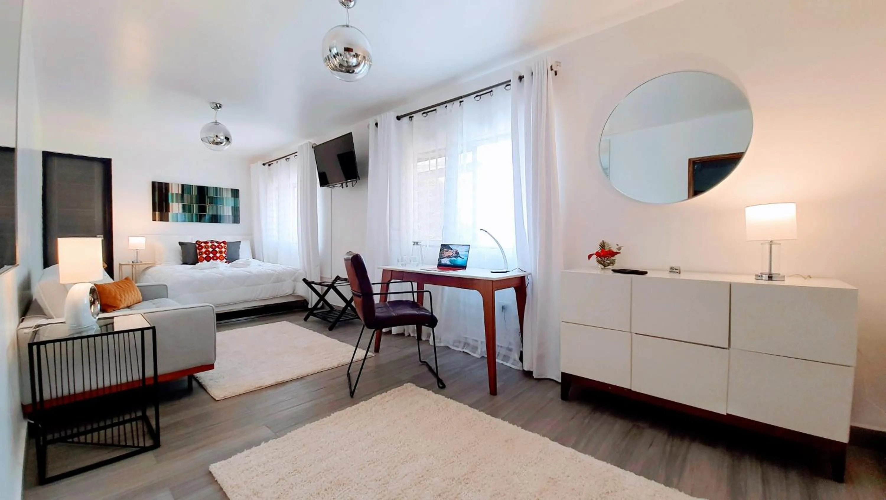 Photo of the whole room, Bed in The Residence by Villa Alejandro