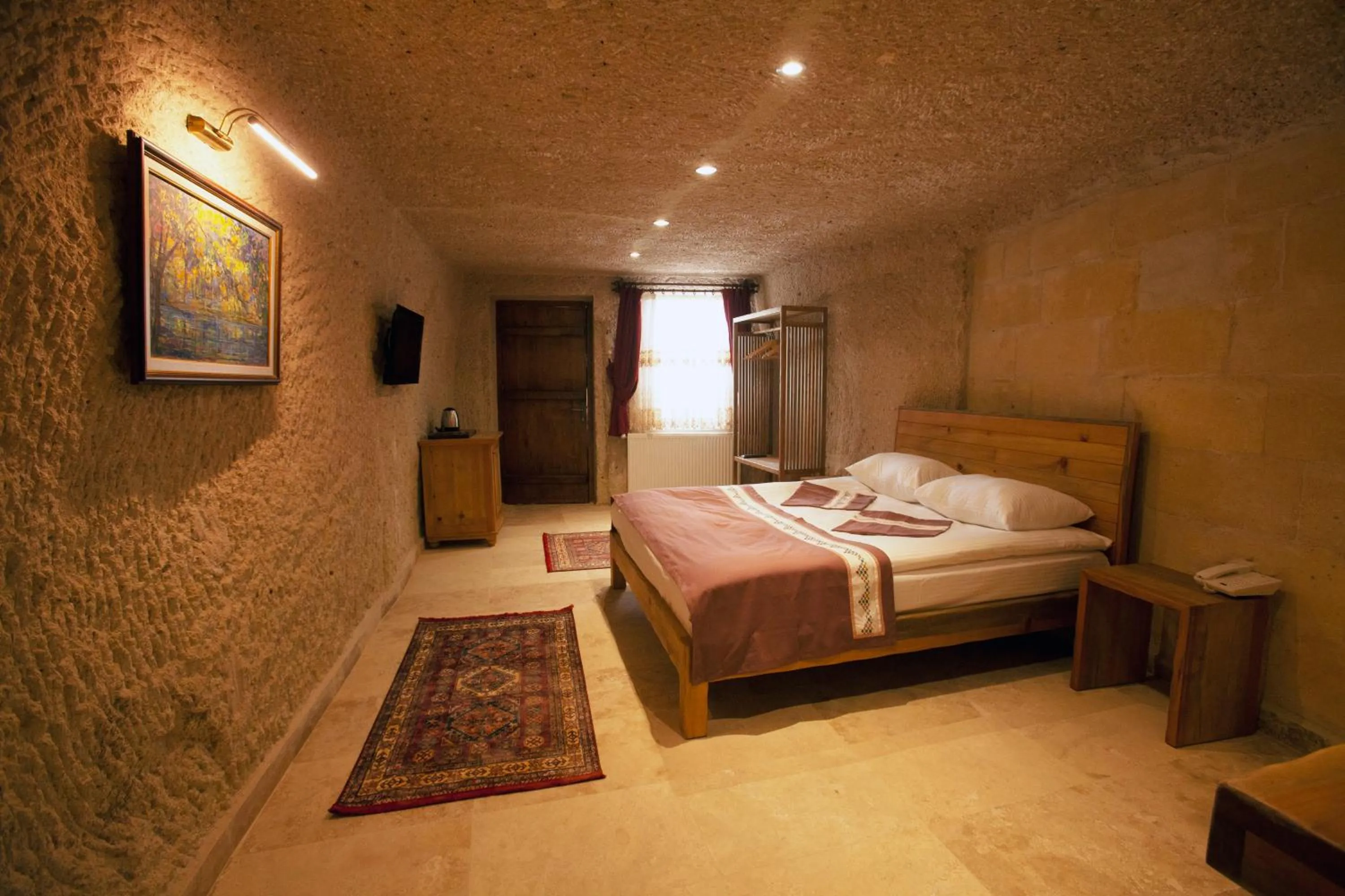 Photo of the whole room, Bed in Narcissos Cave