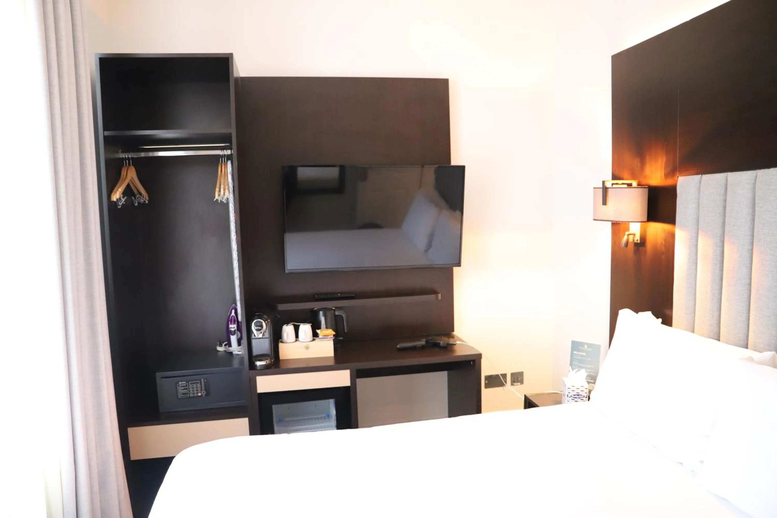 Photo of the whole room, Bed in Rove Hotel London Paddington