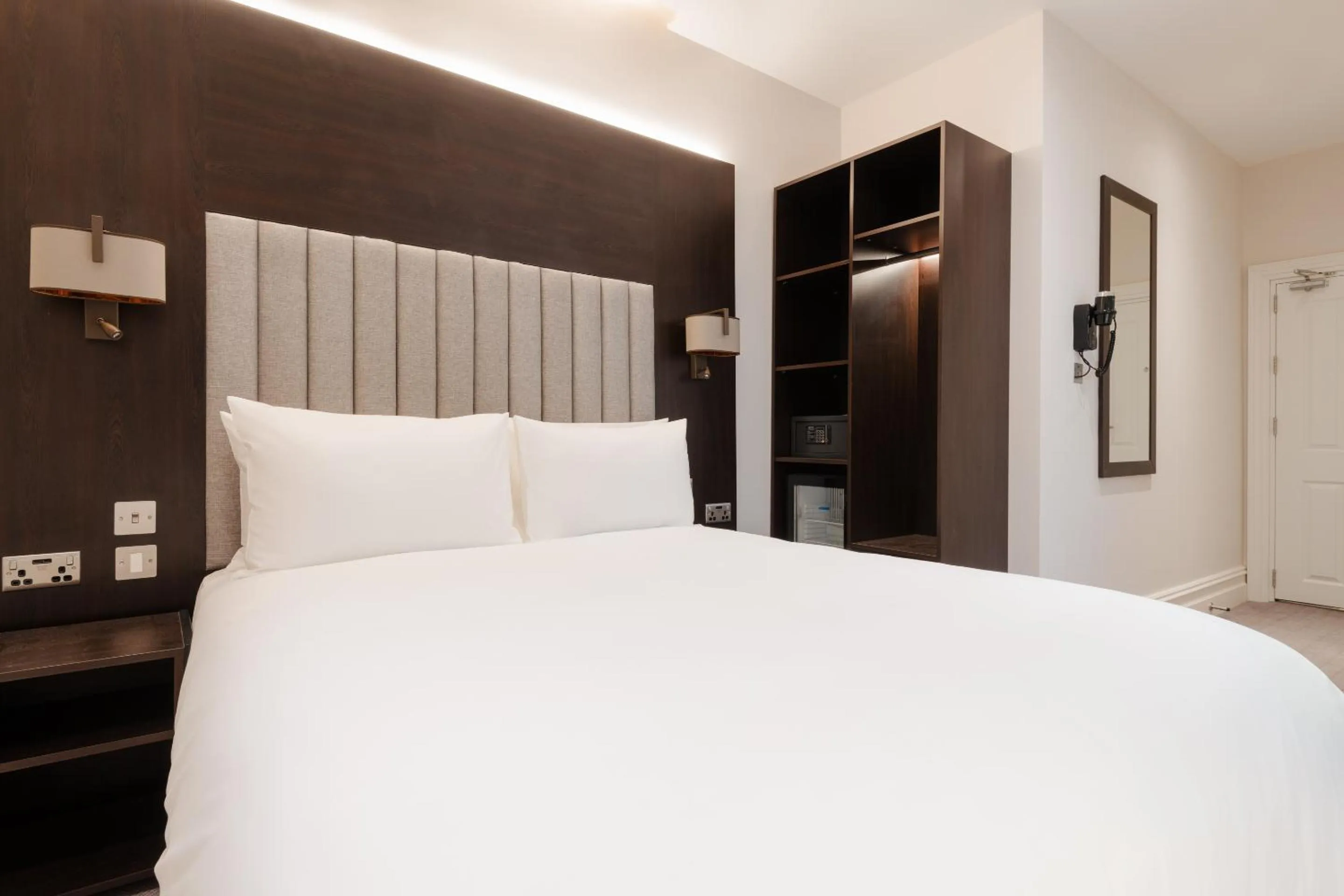 Bedroom, Bed in Rove Hotel London Paddington