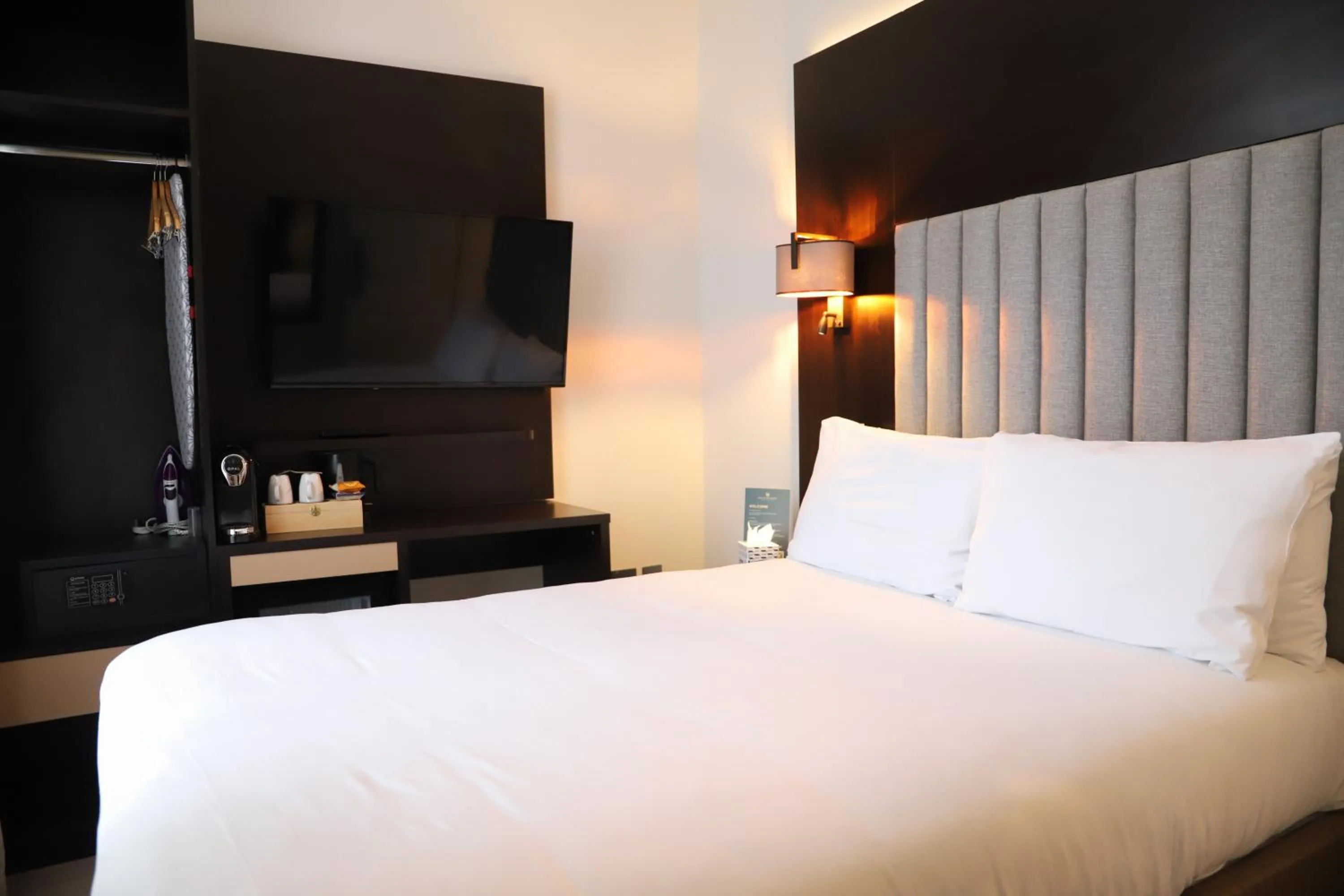 Photo of the whole room, Bed in Rove Hotel London Paddington