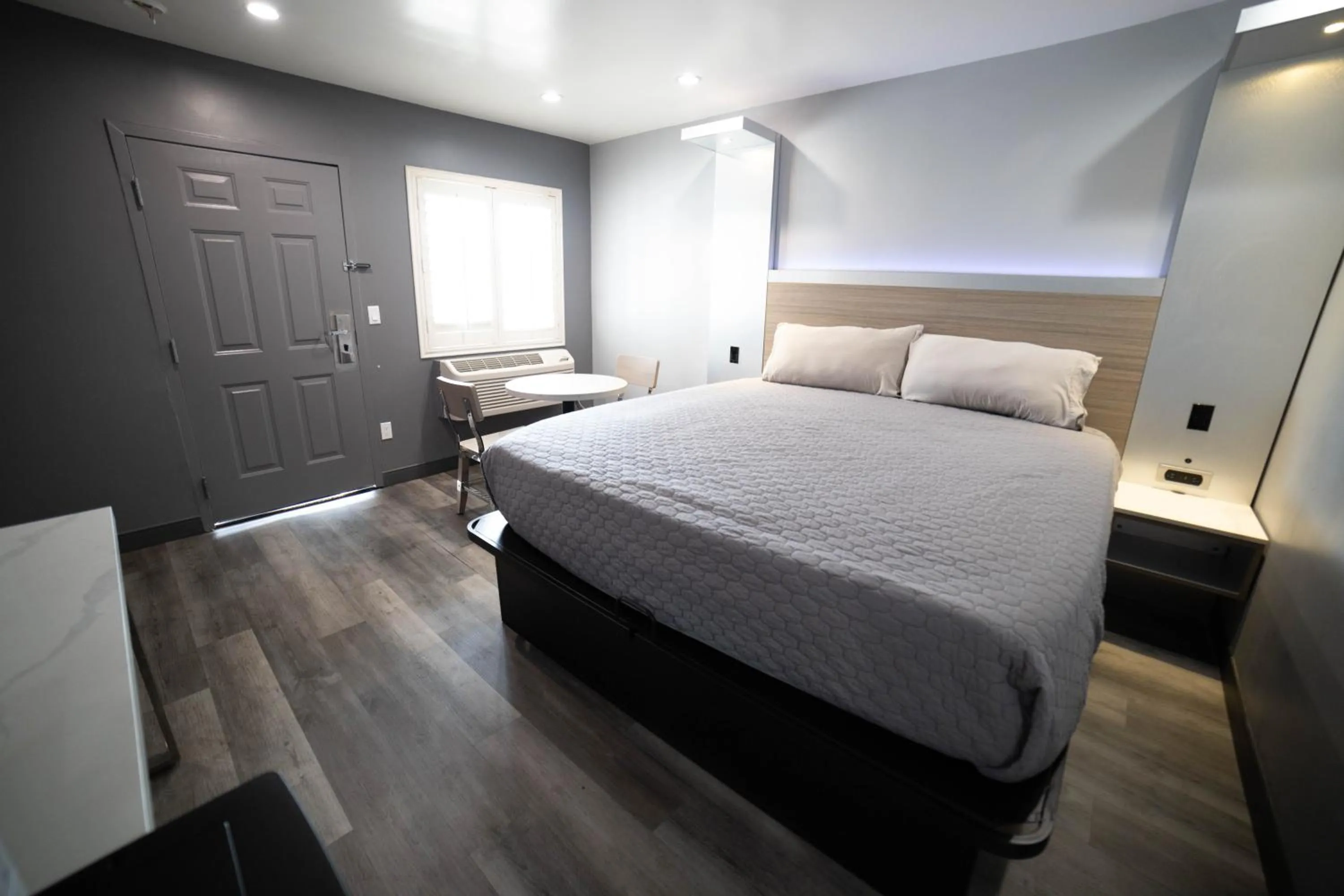 Bedroom, Bed in Palms Motel