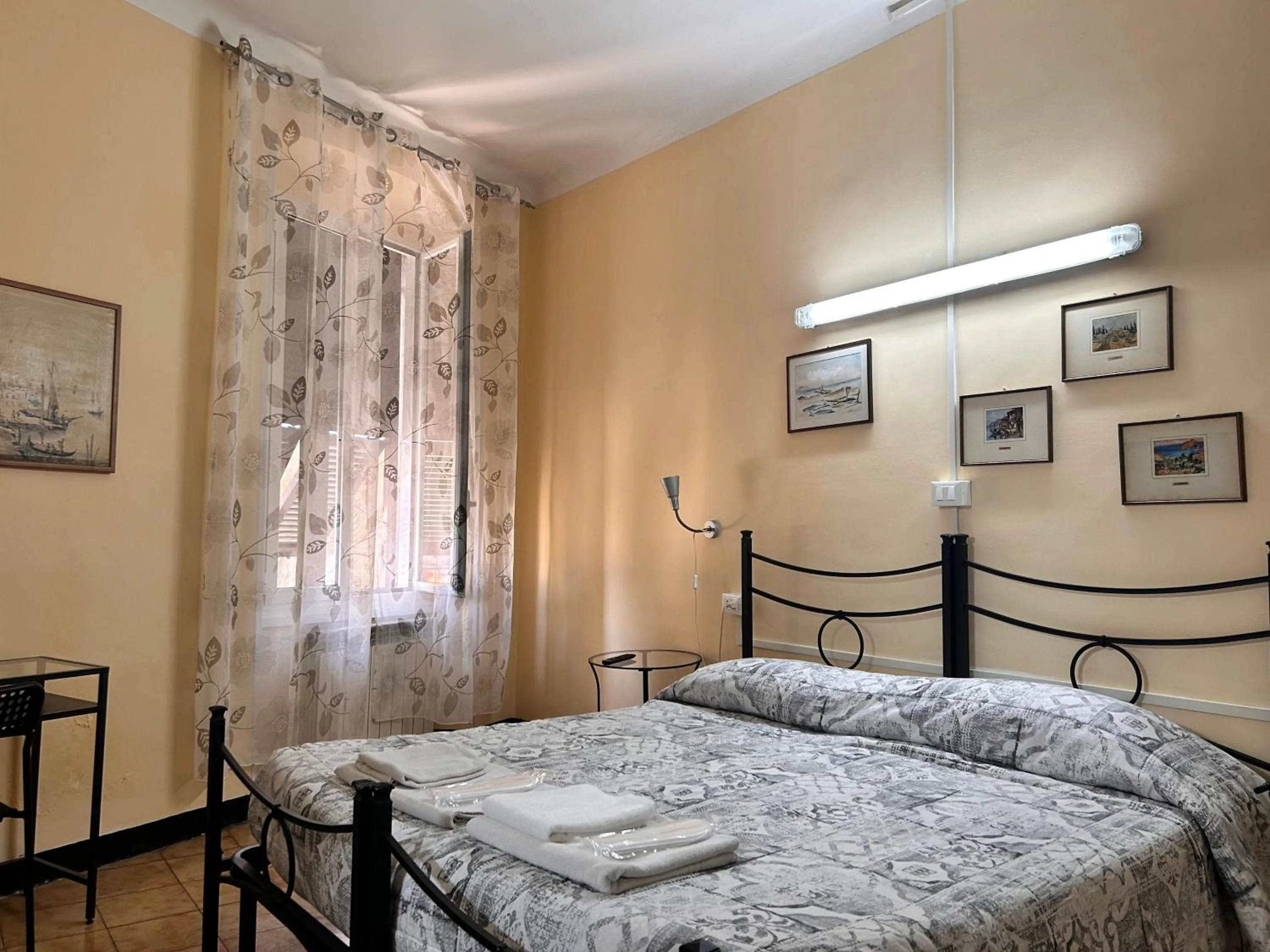 Bedroom, Bed in Albergo fiorita