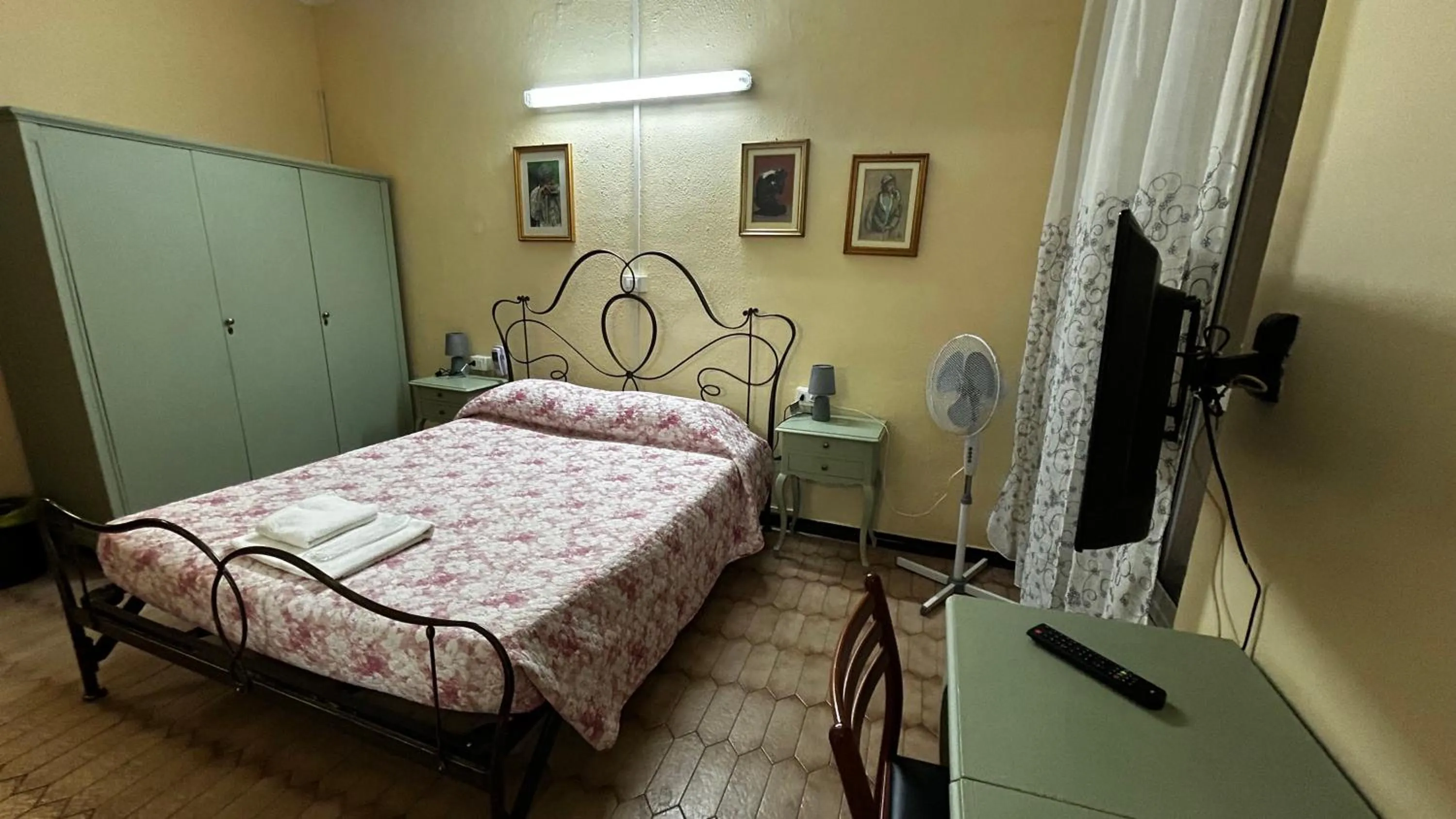 Bed in Albergo fiorita