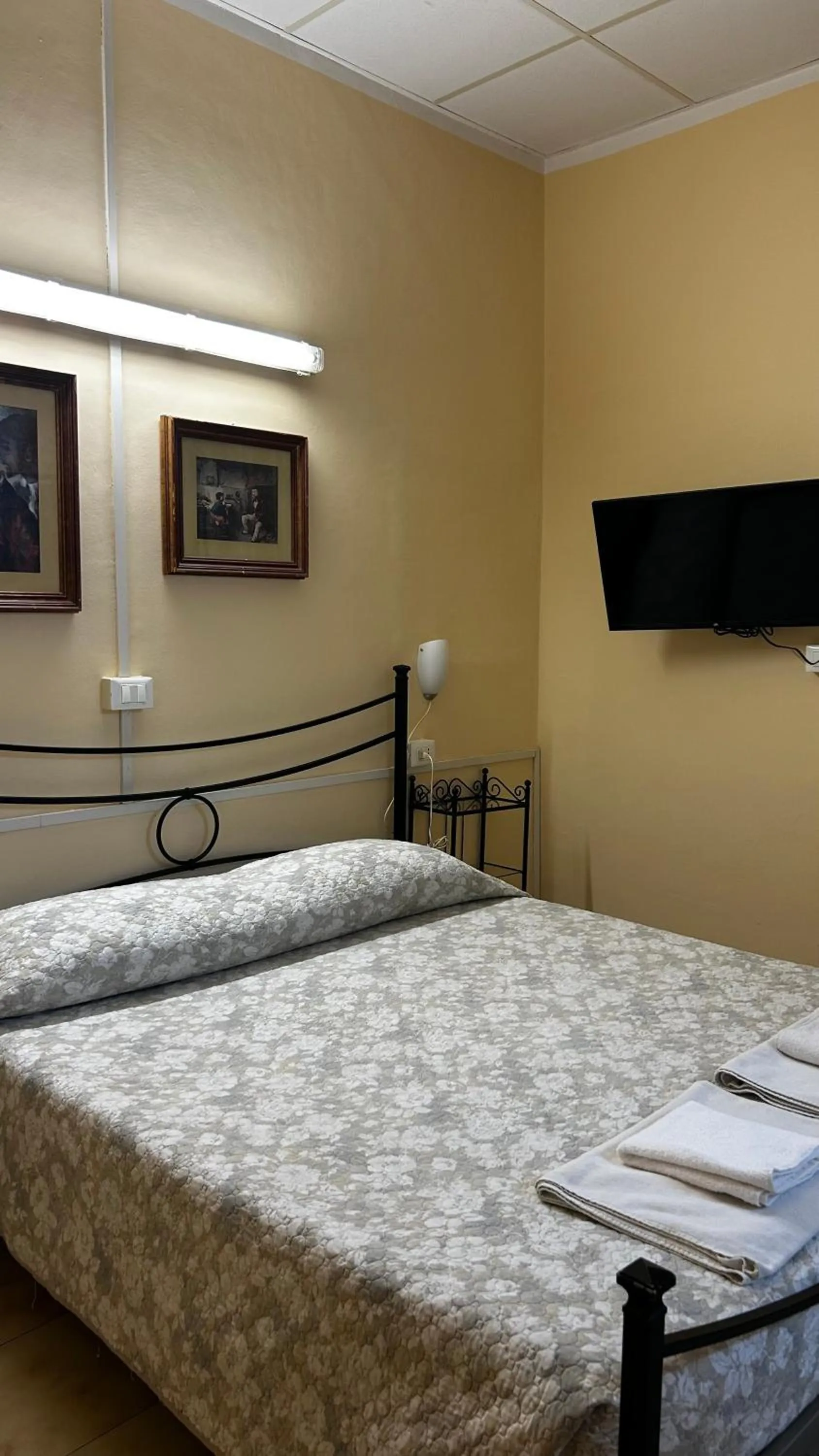 Bed in Albergo fiorita