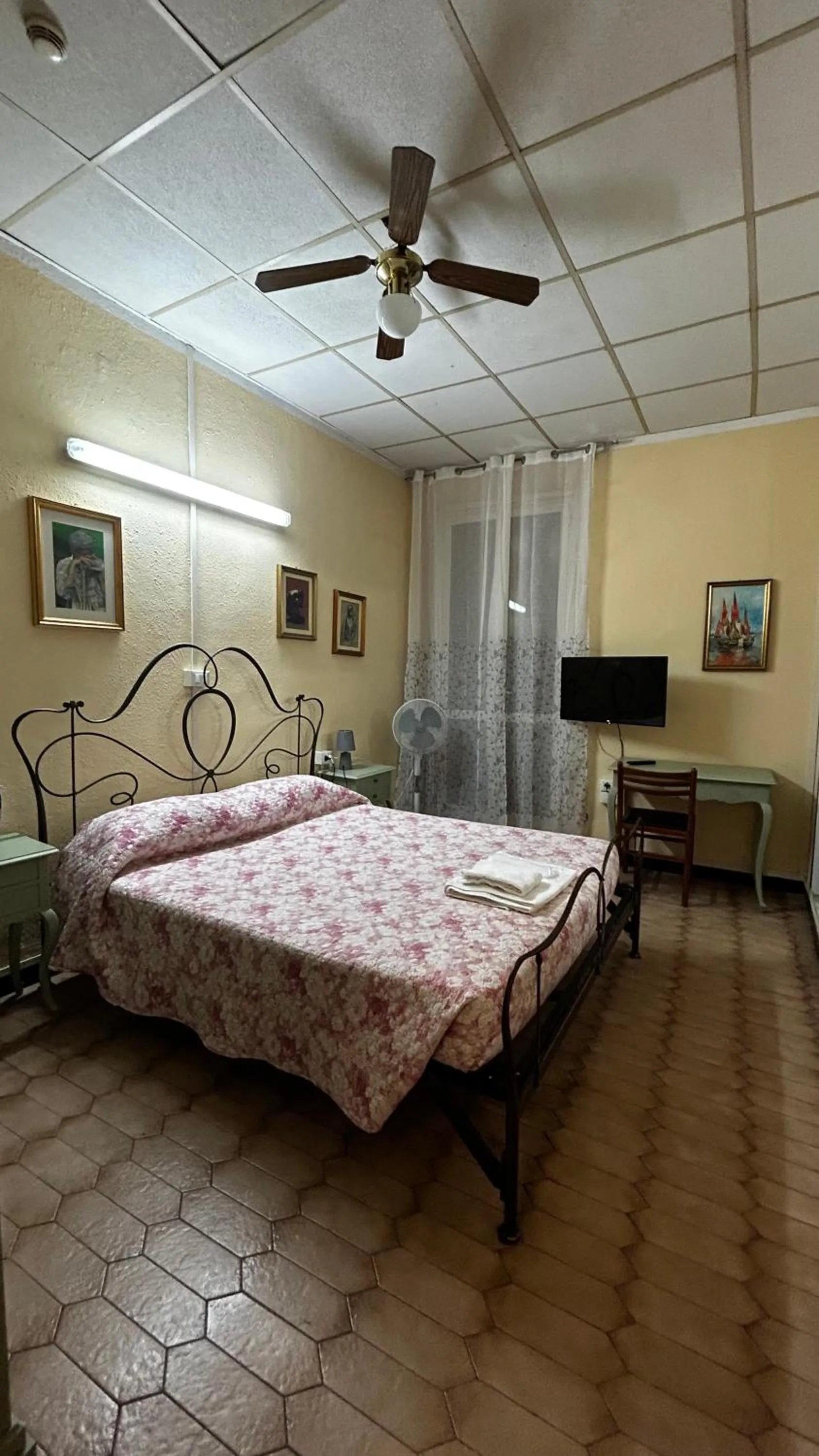 Bed in Albergo fiorita