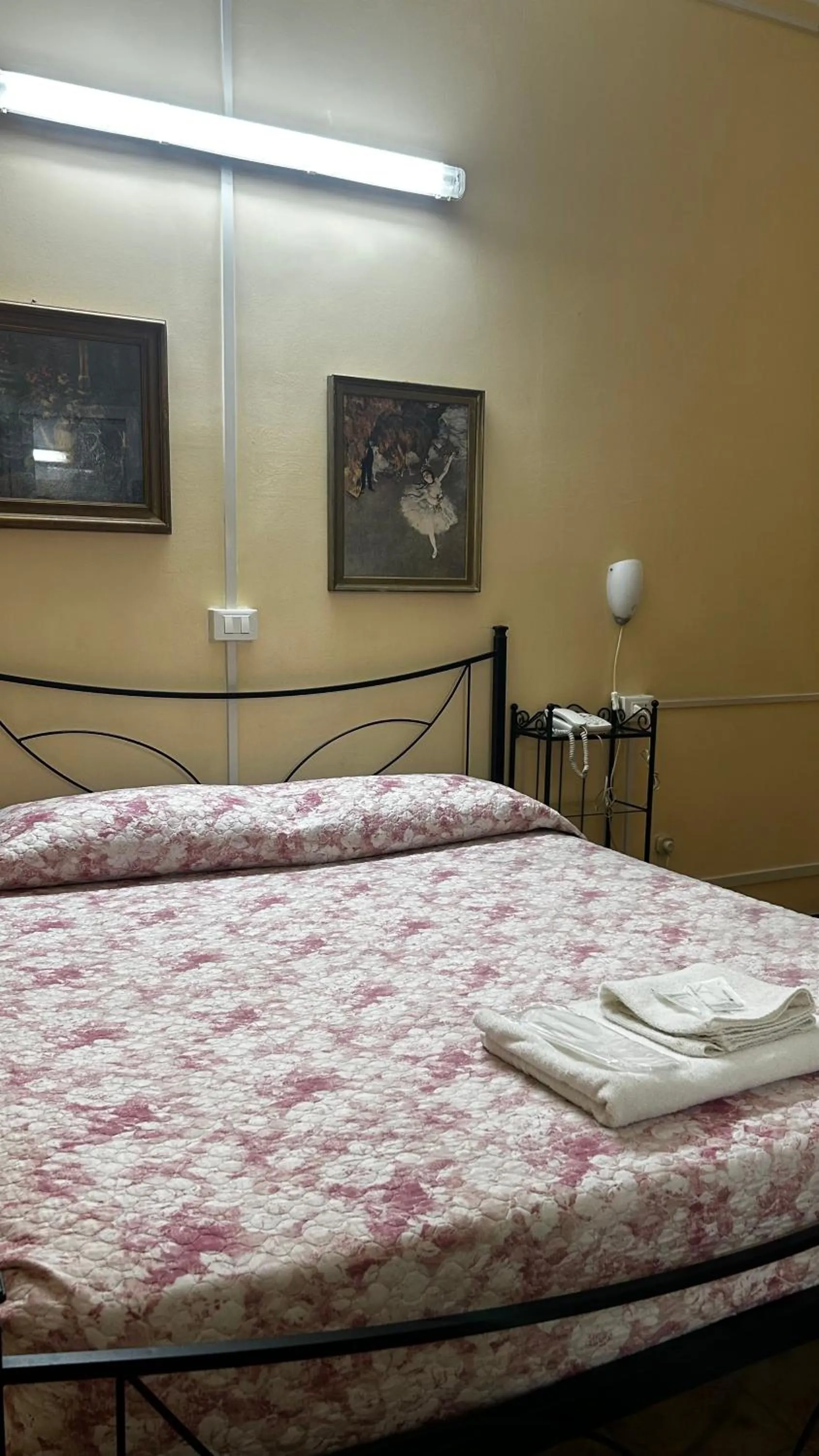 Bedroom, Bed in Albergo fiorita