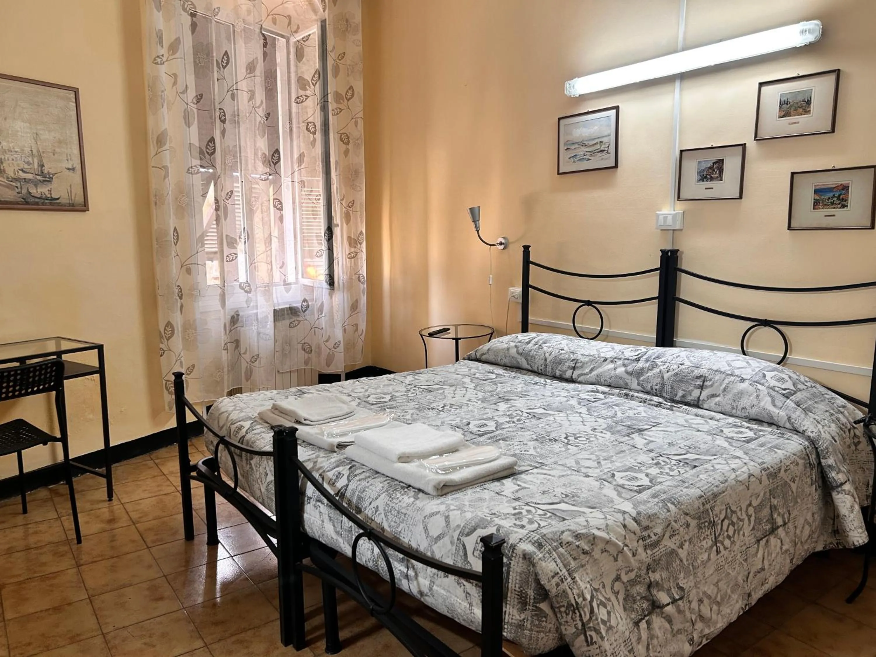 Bedroom, Bed in Albergo fiorita