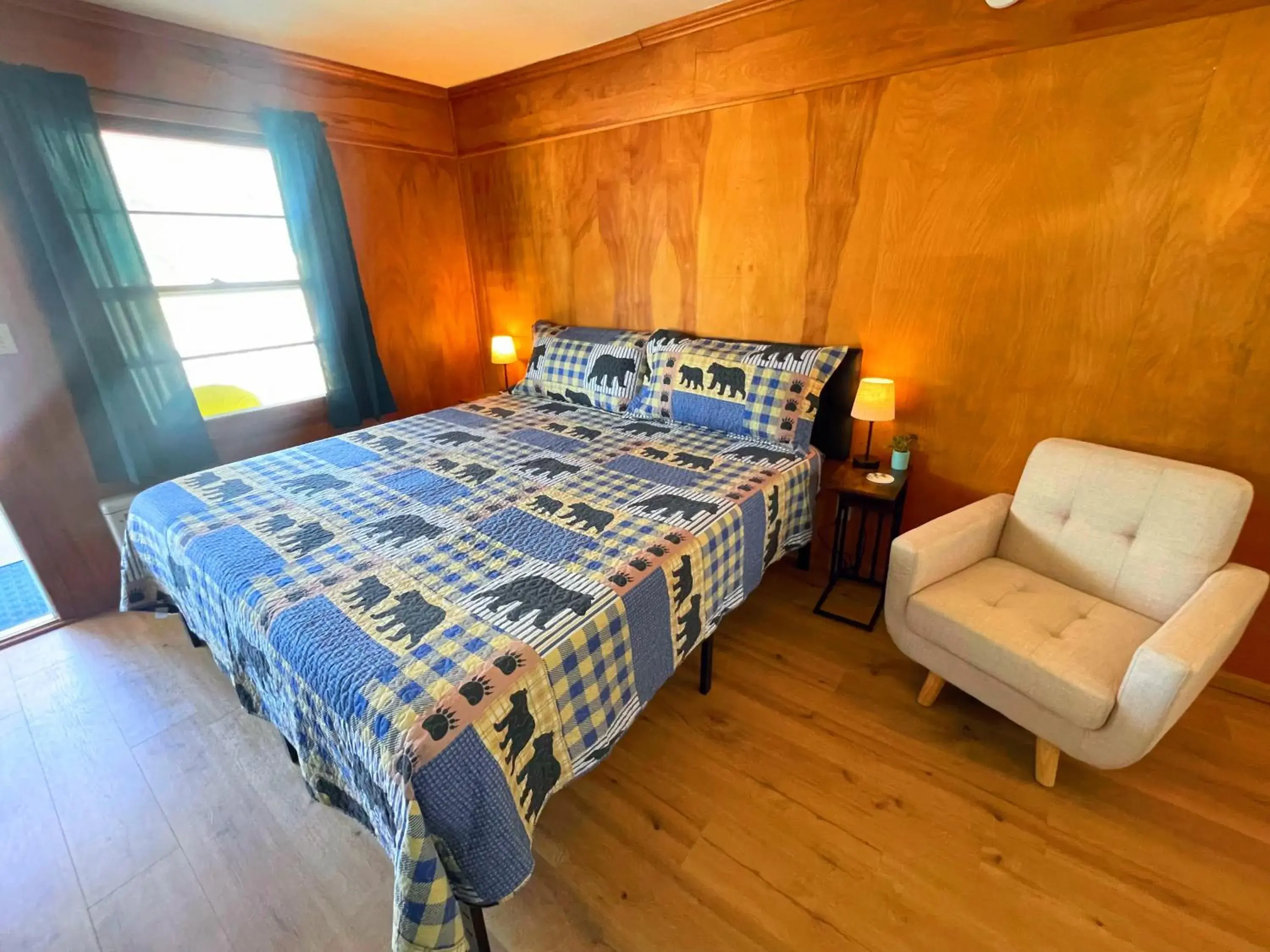 Deluxe King Room in Hillcrest Motel Deluxe King Room in Hillcrest Motel