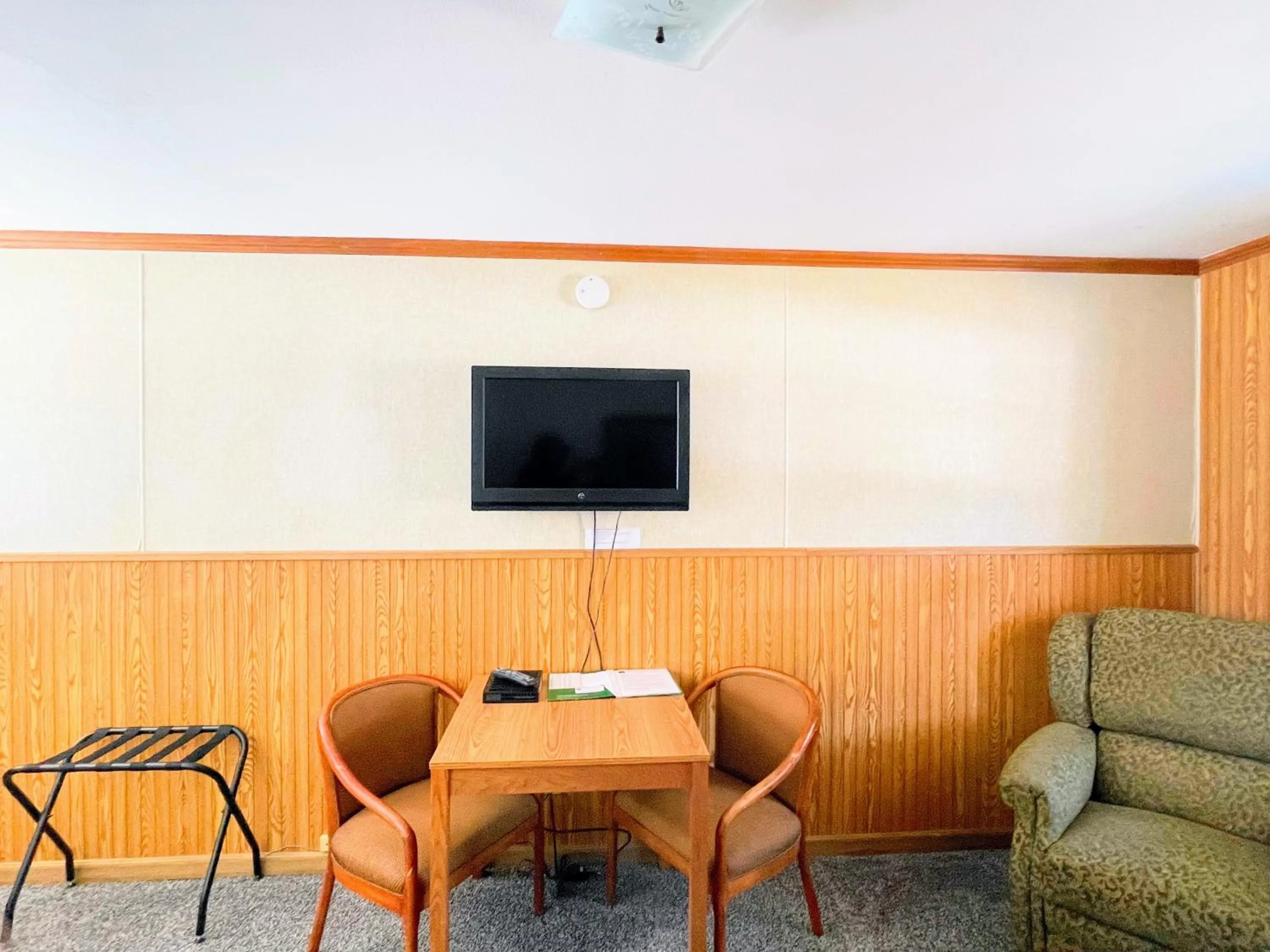 Seating area in Hillcrest Motel