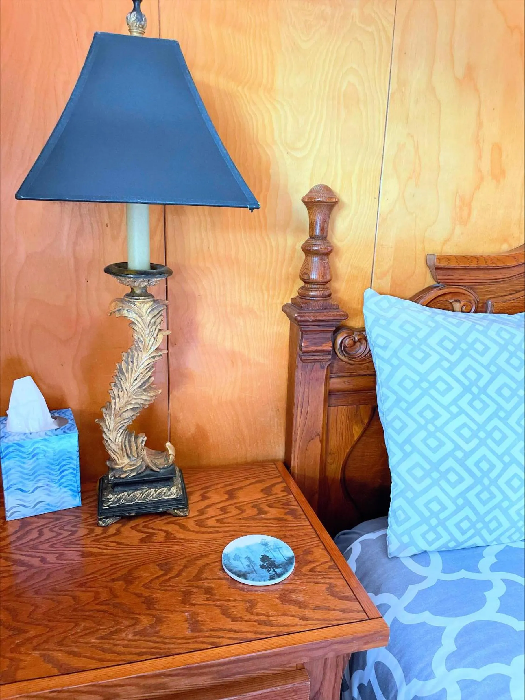 Bed in Hillcrest Motel