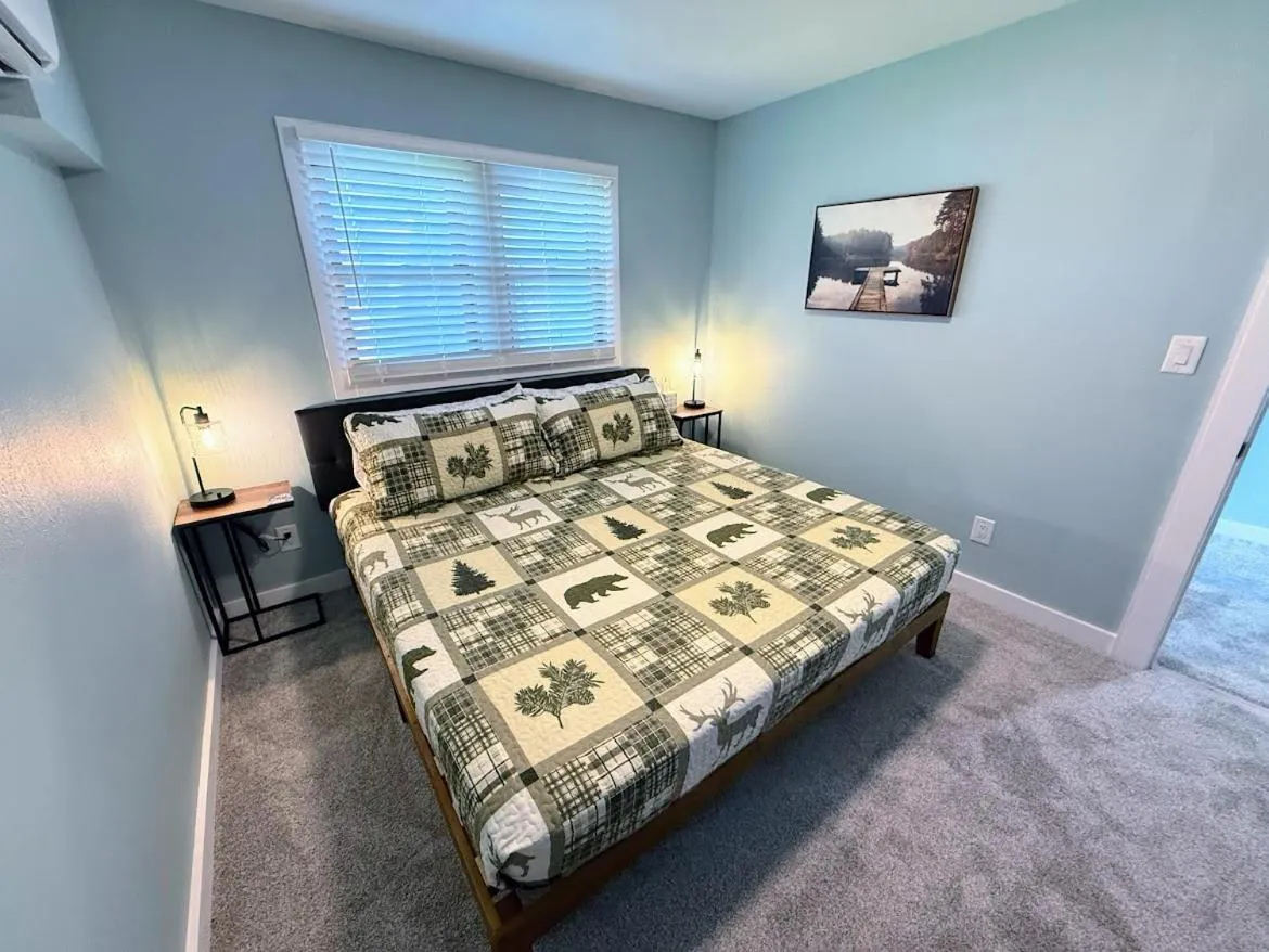 Bed in Hillcrest Motel