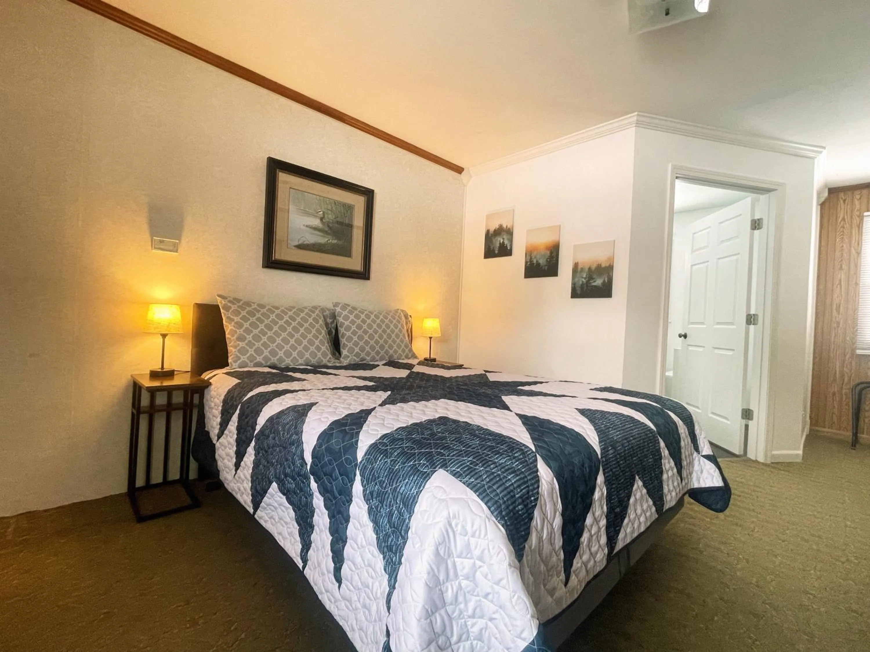 Bed in Hillcrest Motel