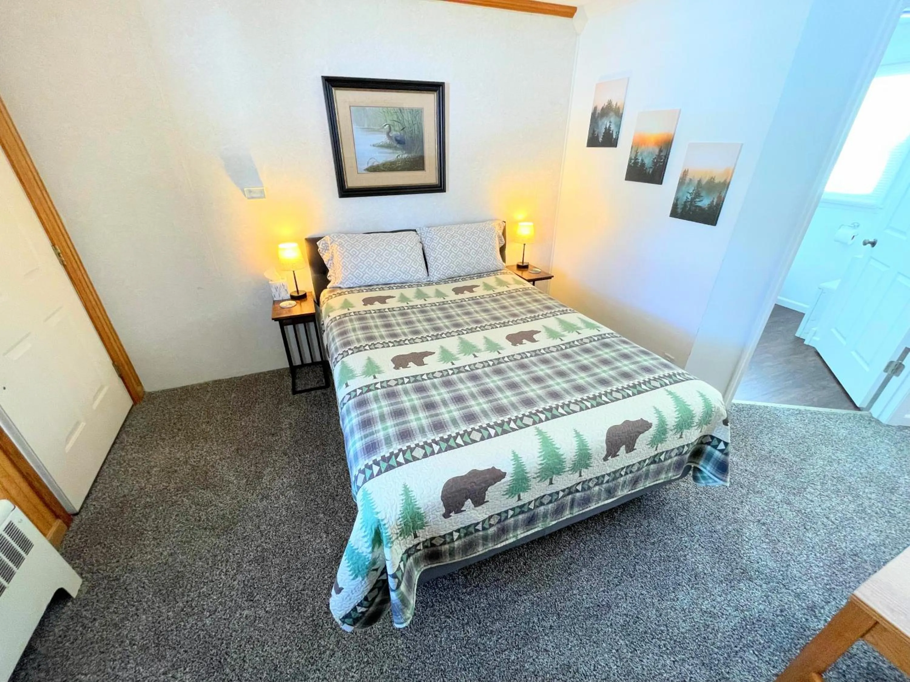 Bedroom, Bed in Hillcrest Motel