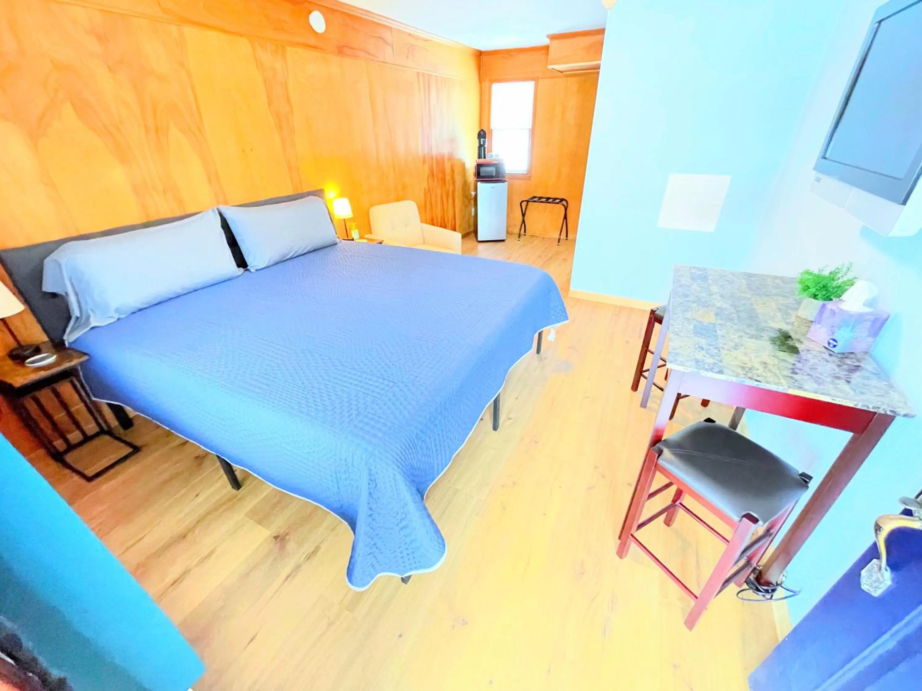 Bed in Hillcrest Motel