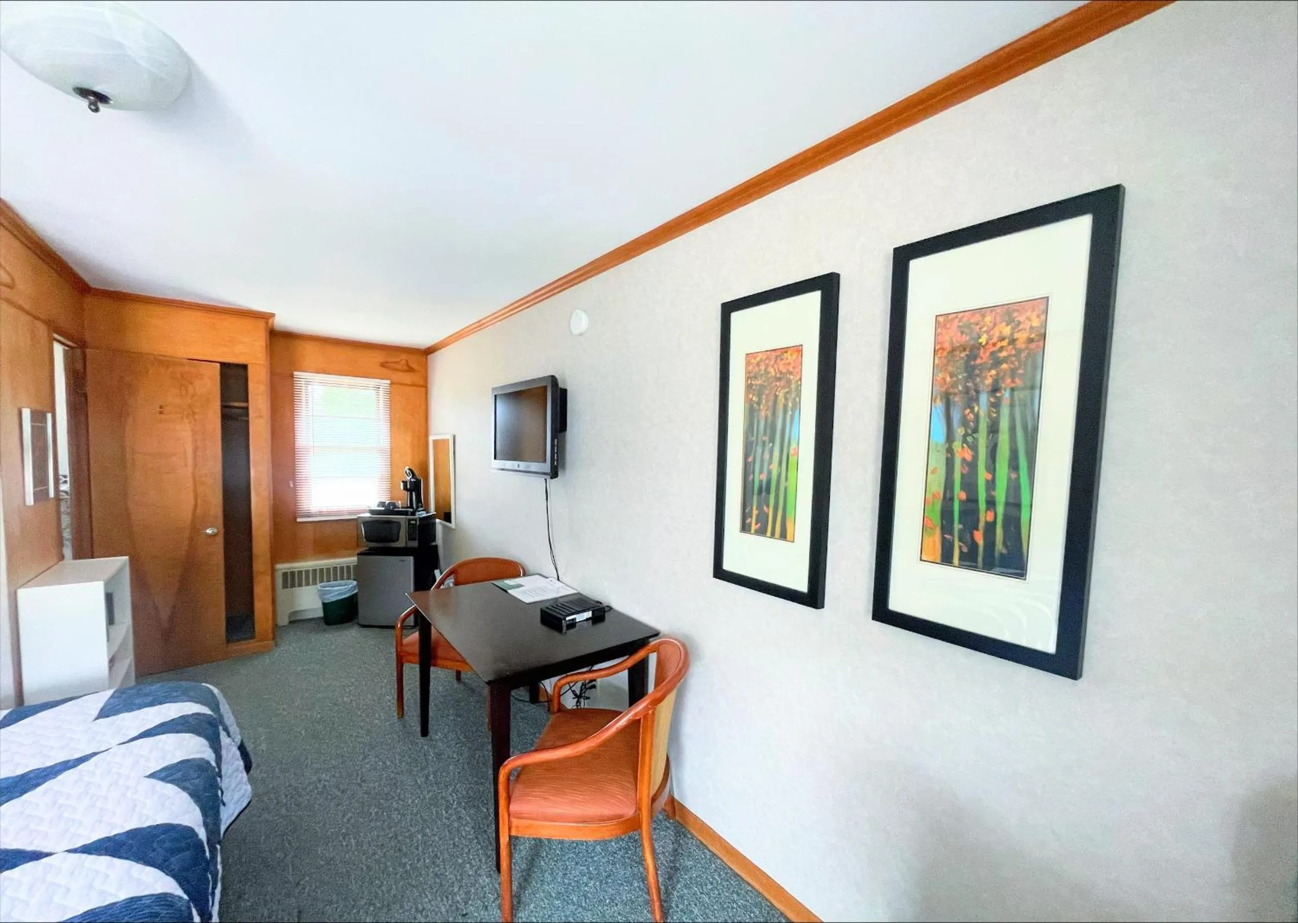 Bed in Hillcrest Motel