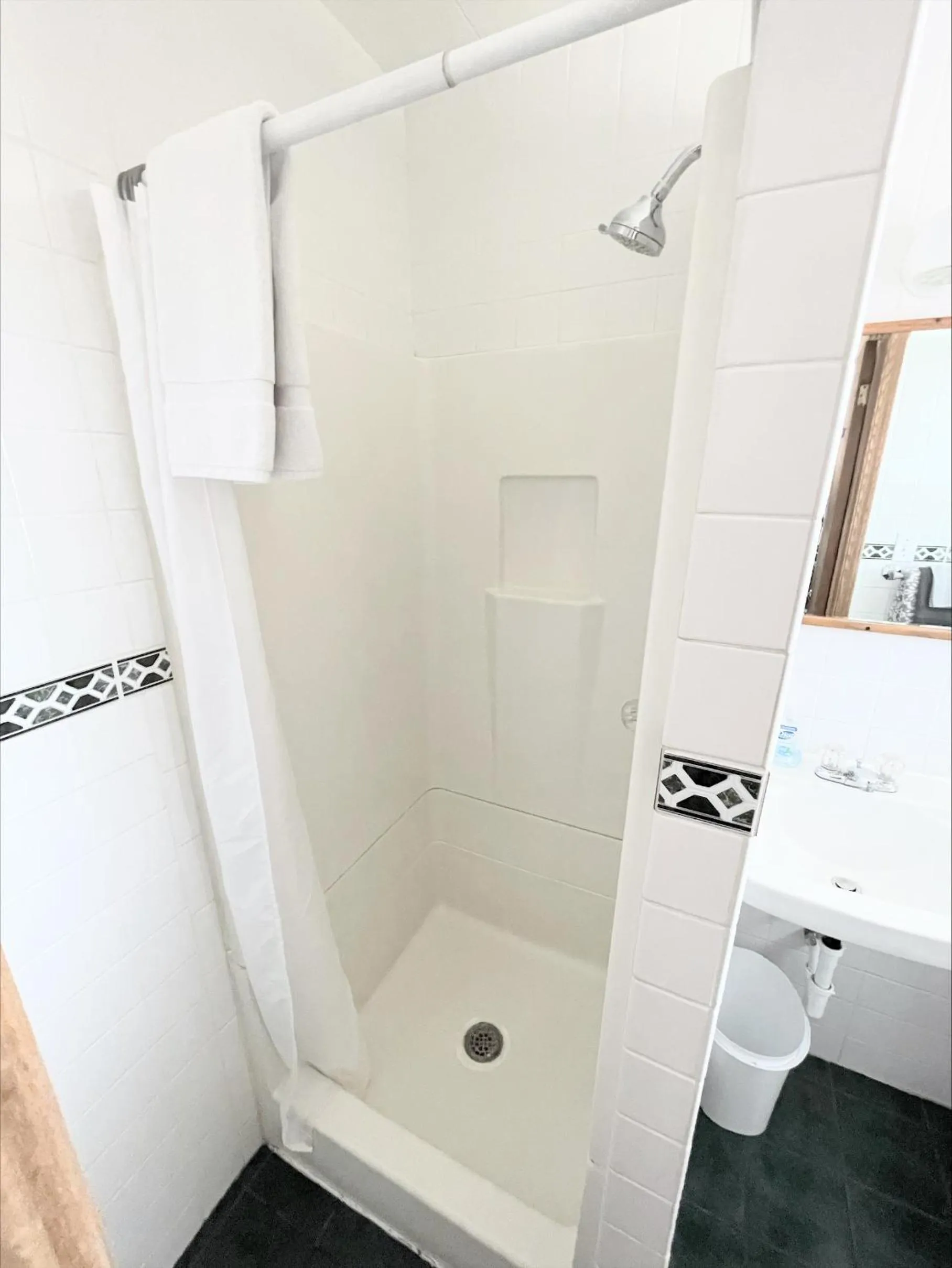 Bathroom in Hillcrest Motel