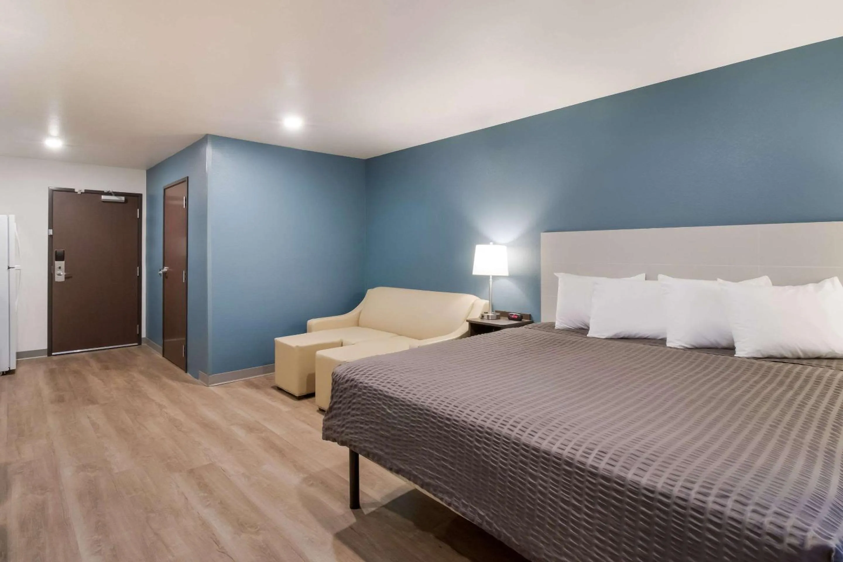 Photo of the whole room, Bed in WoodSpring Suites Mesa Chandler