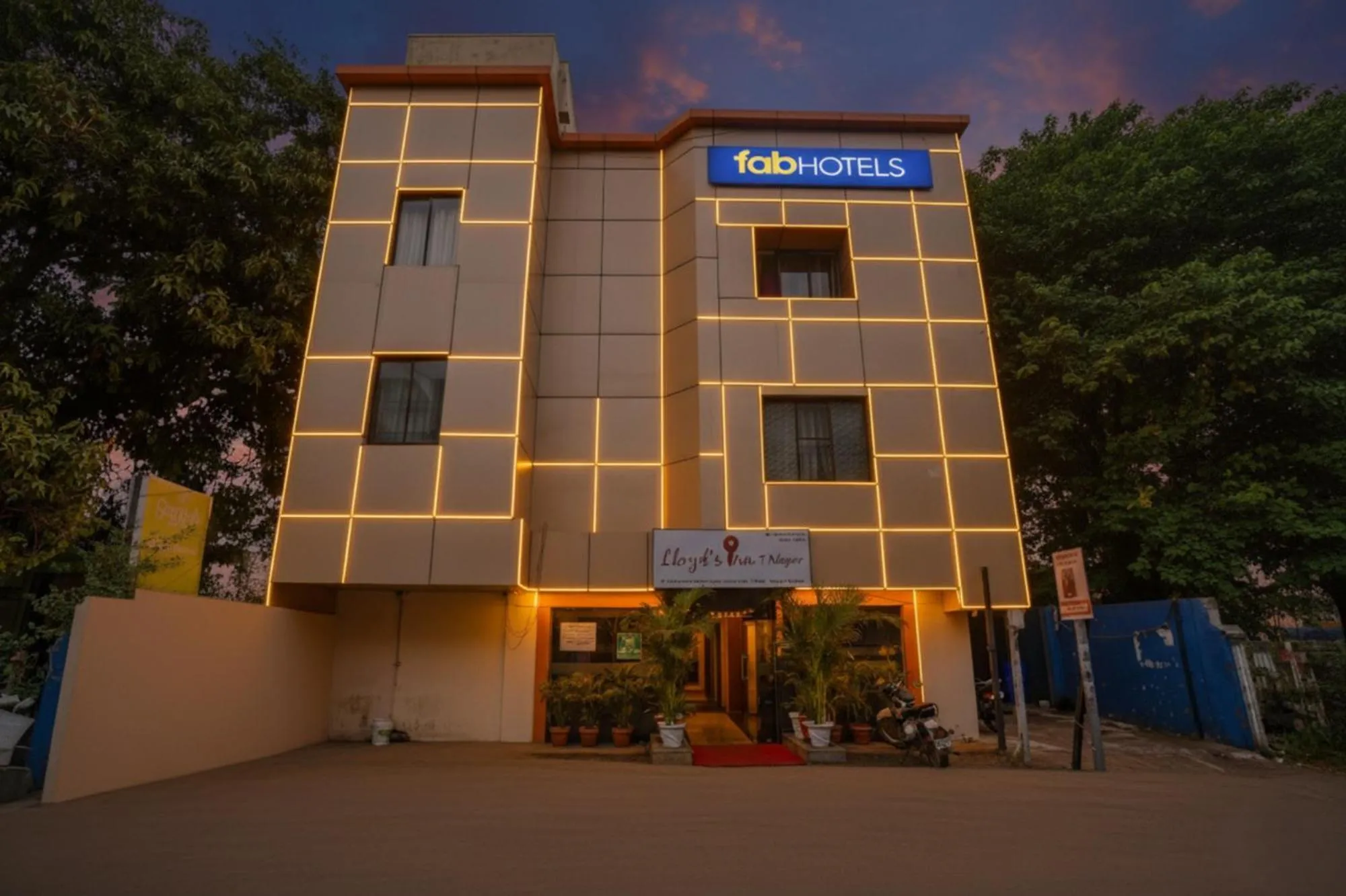 Property building in Via Lloyds Inn