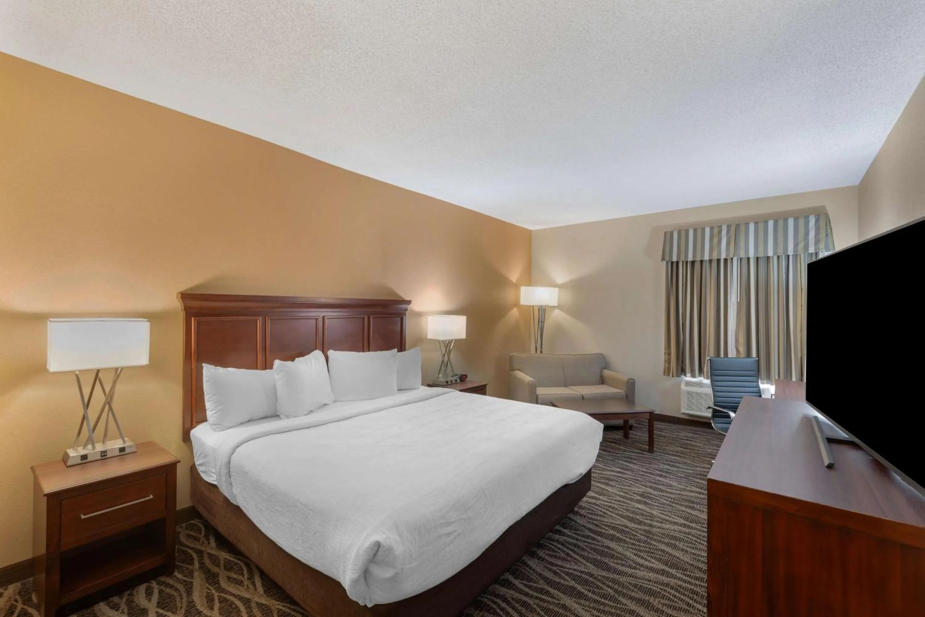 Bedroom, Bed in Best Western Plus Russellville Hotel & Suites