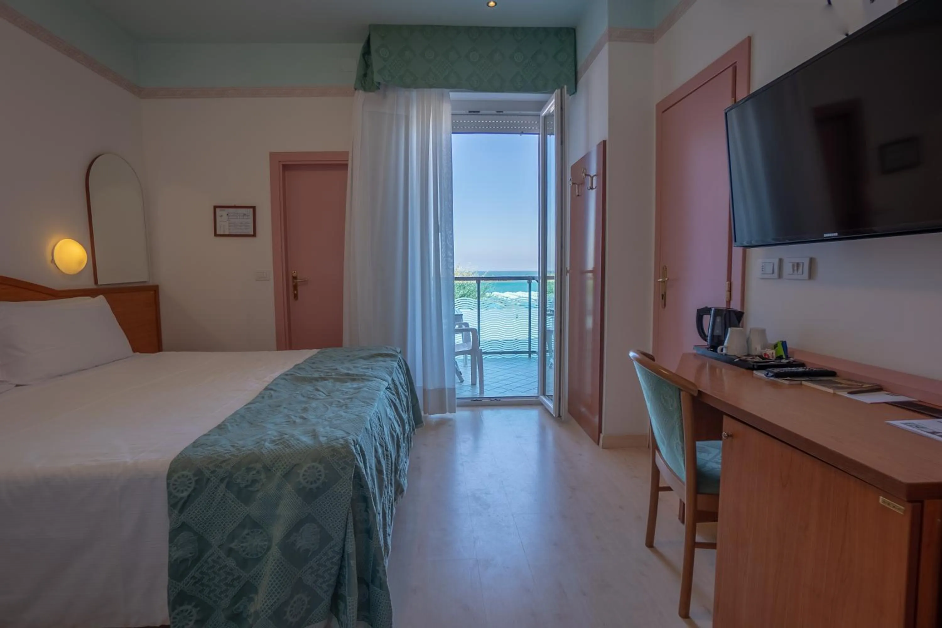 TV and multimedia, Bed in Hotel Lungomare