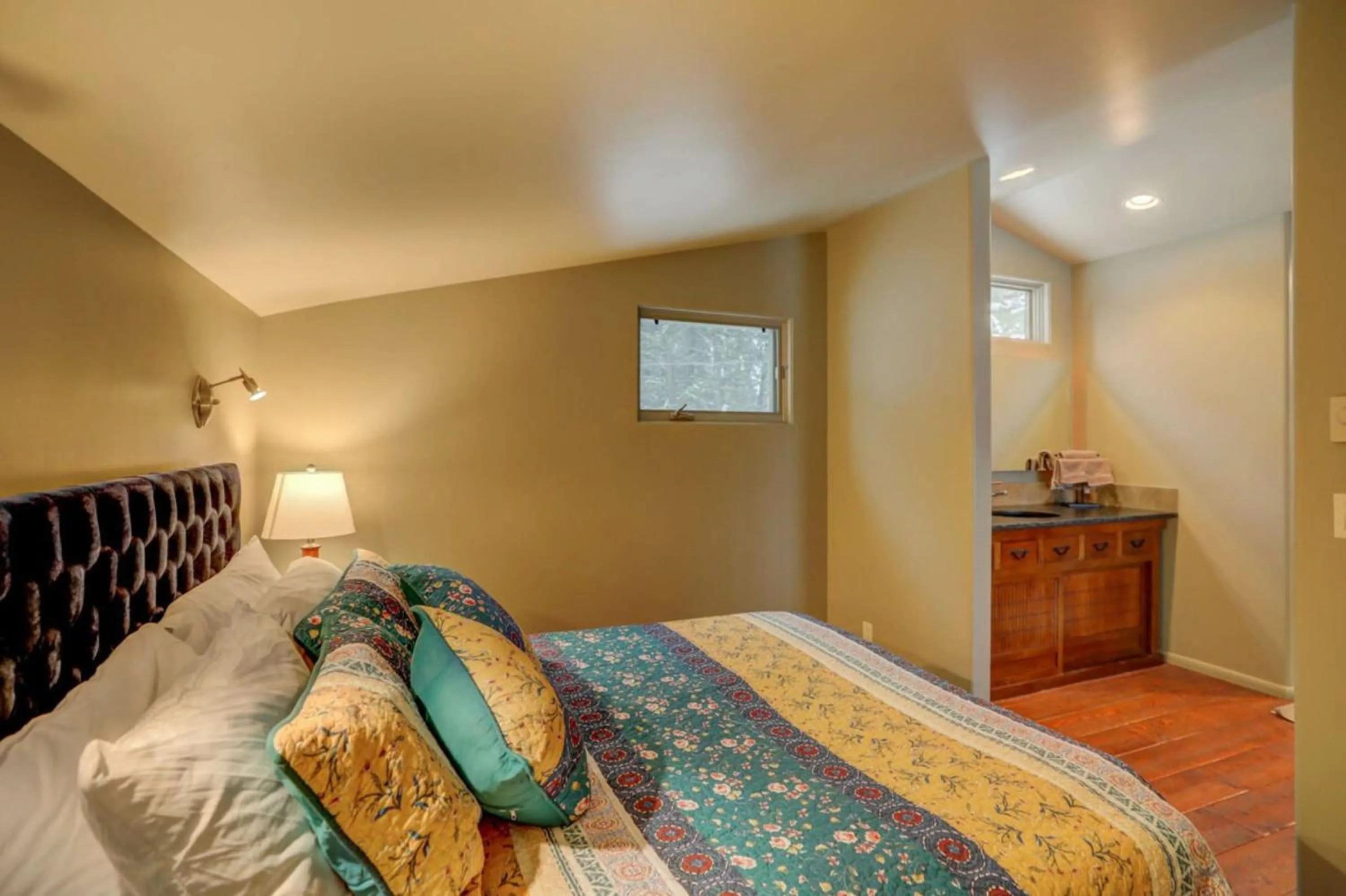 Bedroom, Bed in Mackinaw Manor by Casago McCall - Donerightmanagement