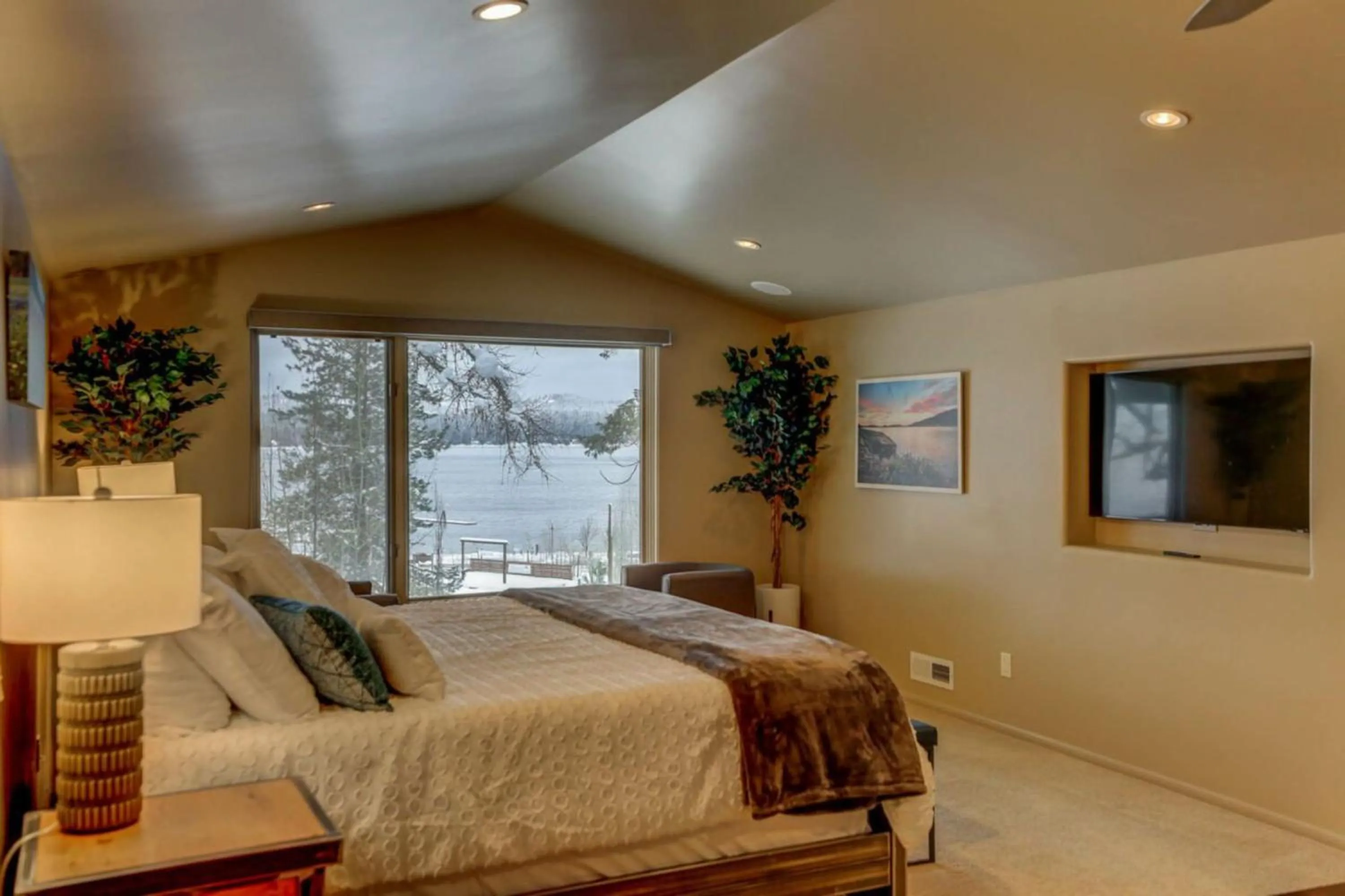 Bedroom, Bed in Mackinaw Manor by Casago McCall - Donerightmanagement