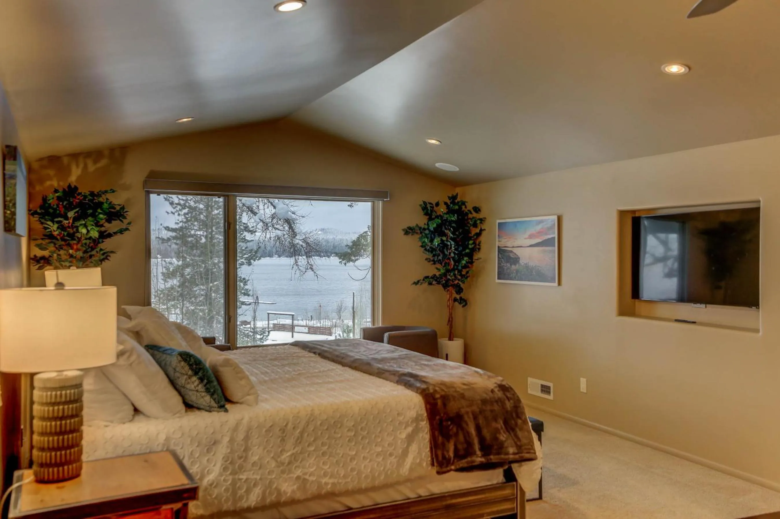 Bed in Mackinaw Manor by Casago McCall - Donerightmanagement